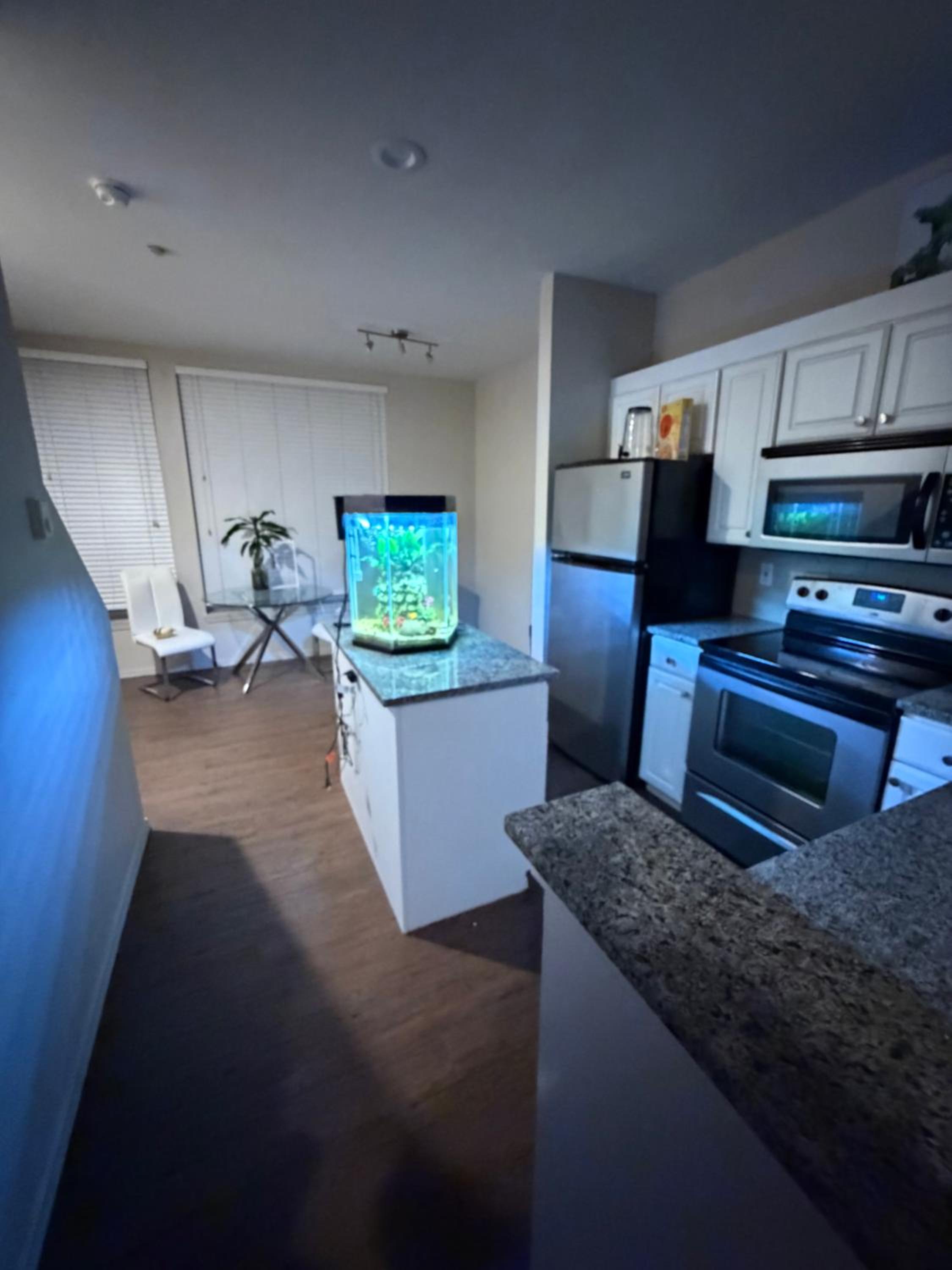 Townhome with fish Tank & Private Garage