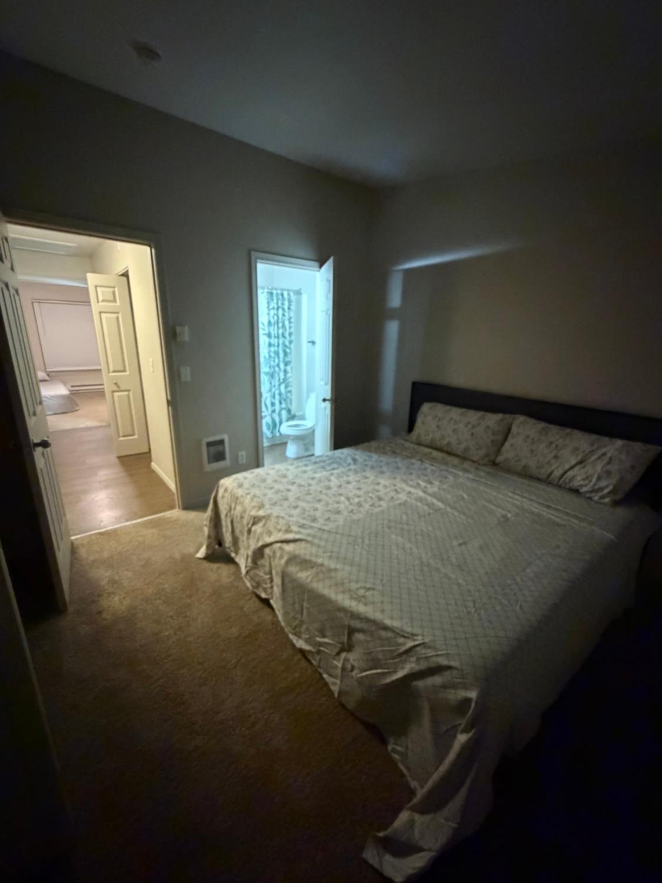Townhome with fish Tank & Private Garage