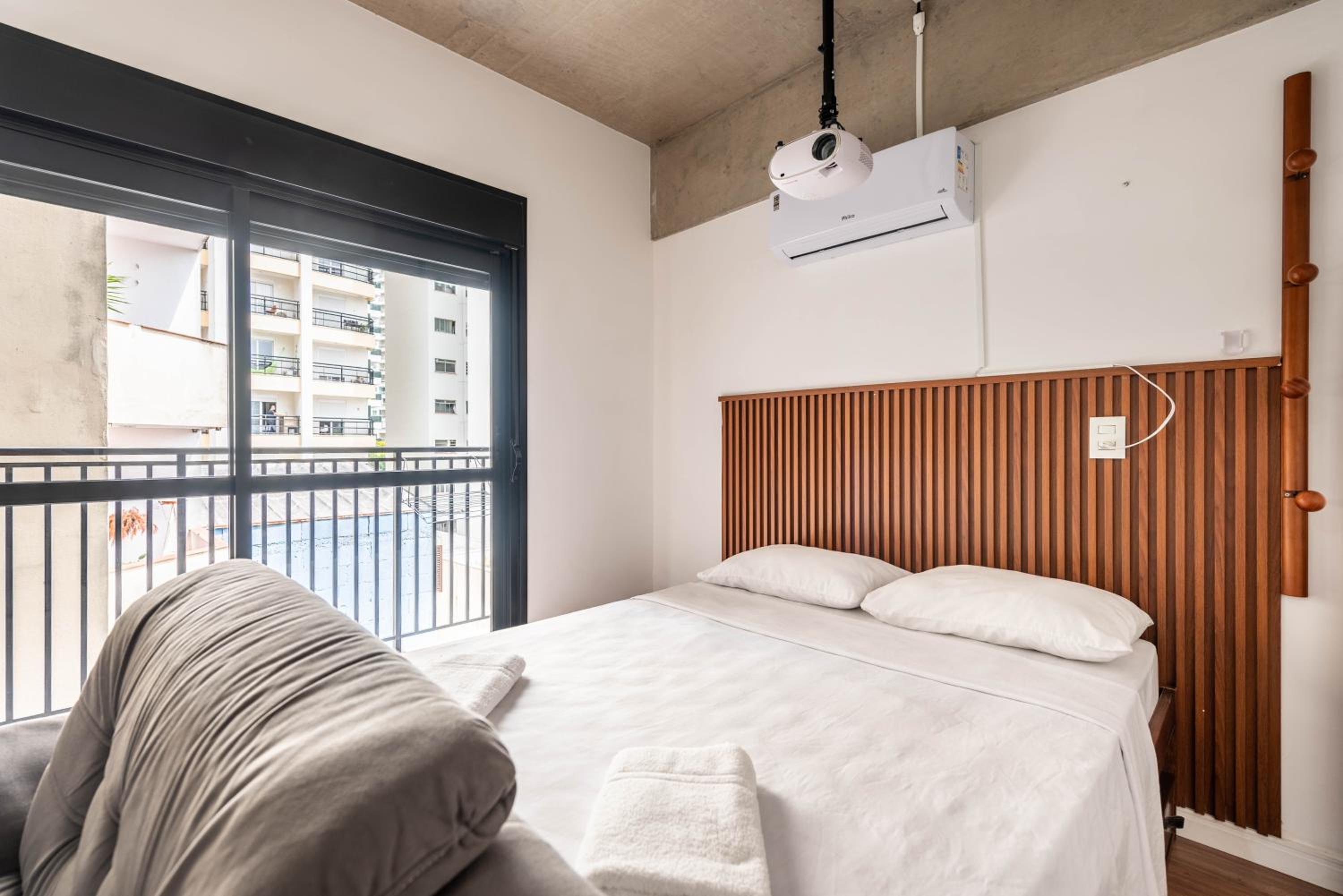 56 Movie screen and parking space! New near Paulista