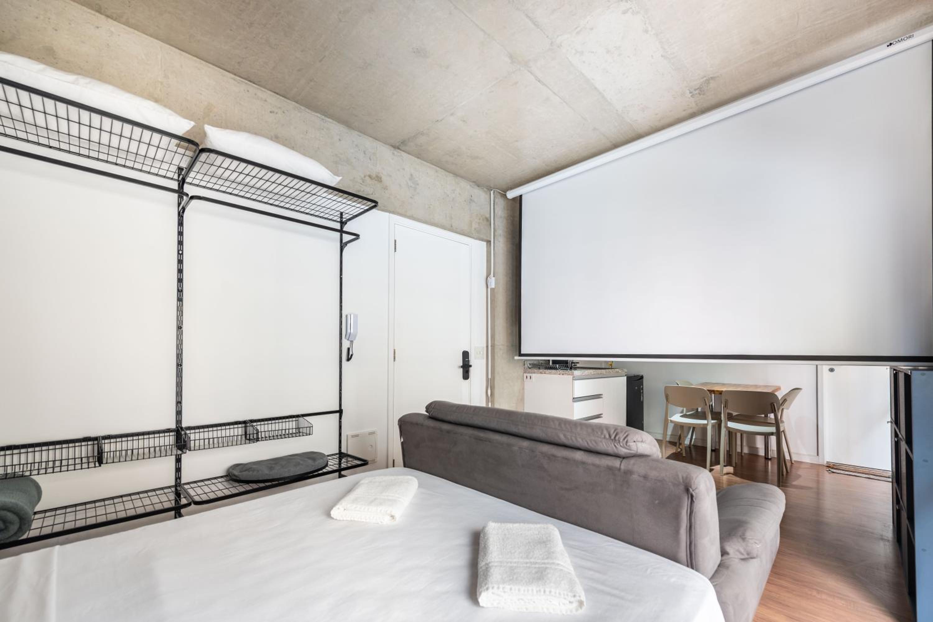 56 Movie screen and parking space! New near Paulista