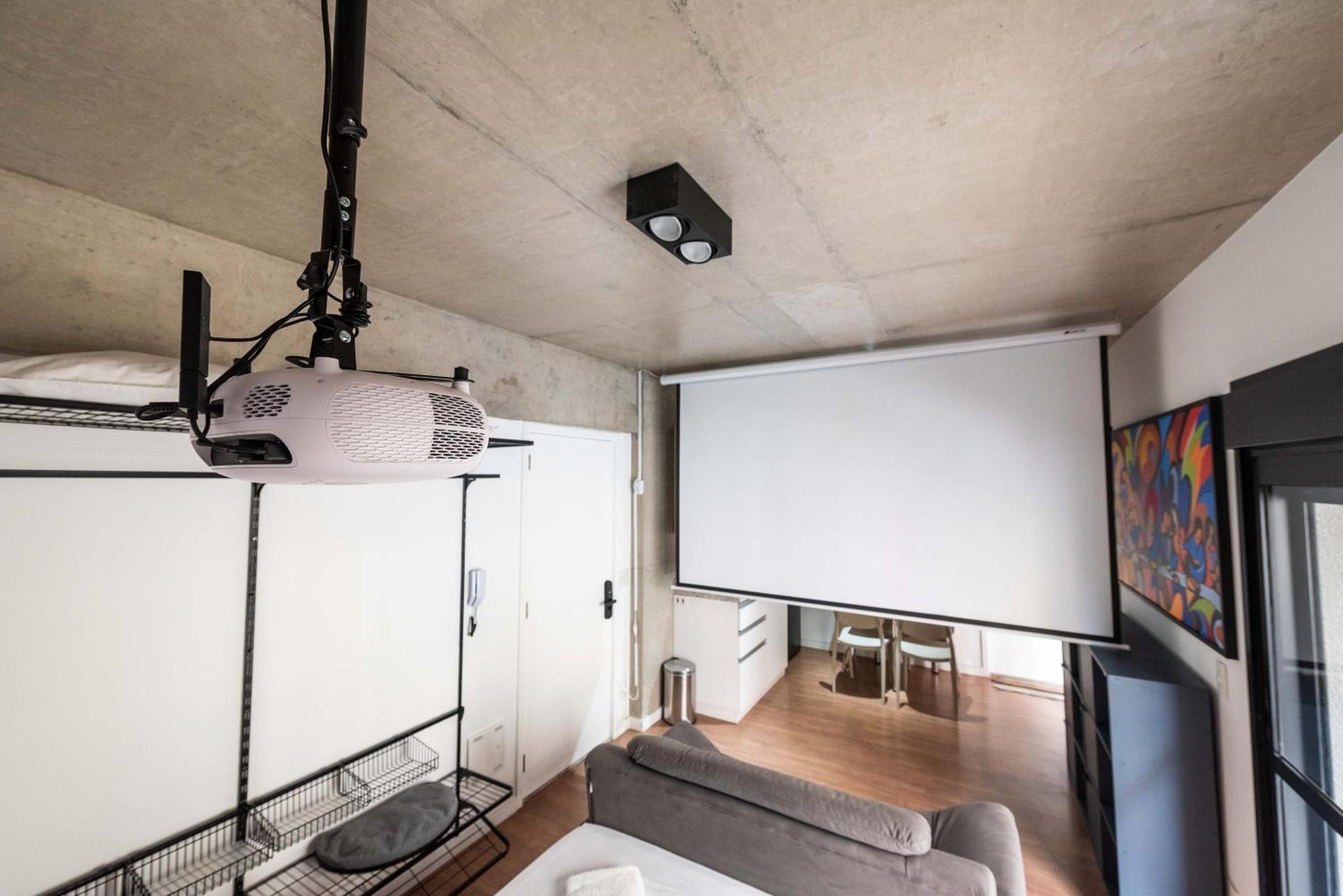 56 Movie screen and parking space! New near Paulista