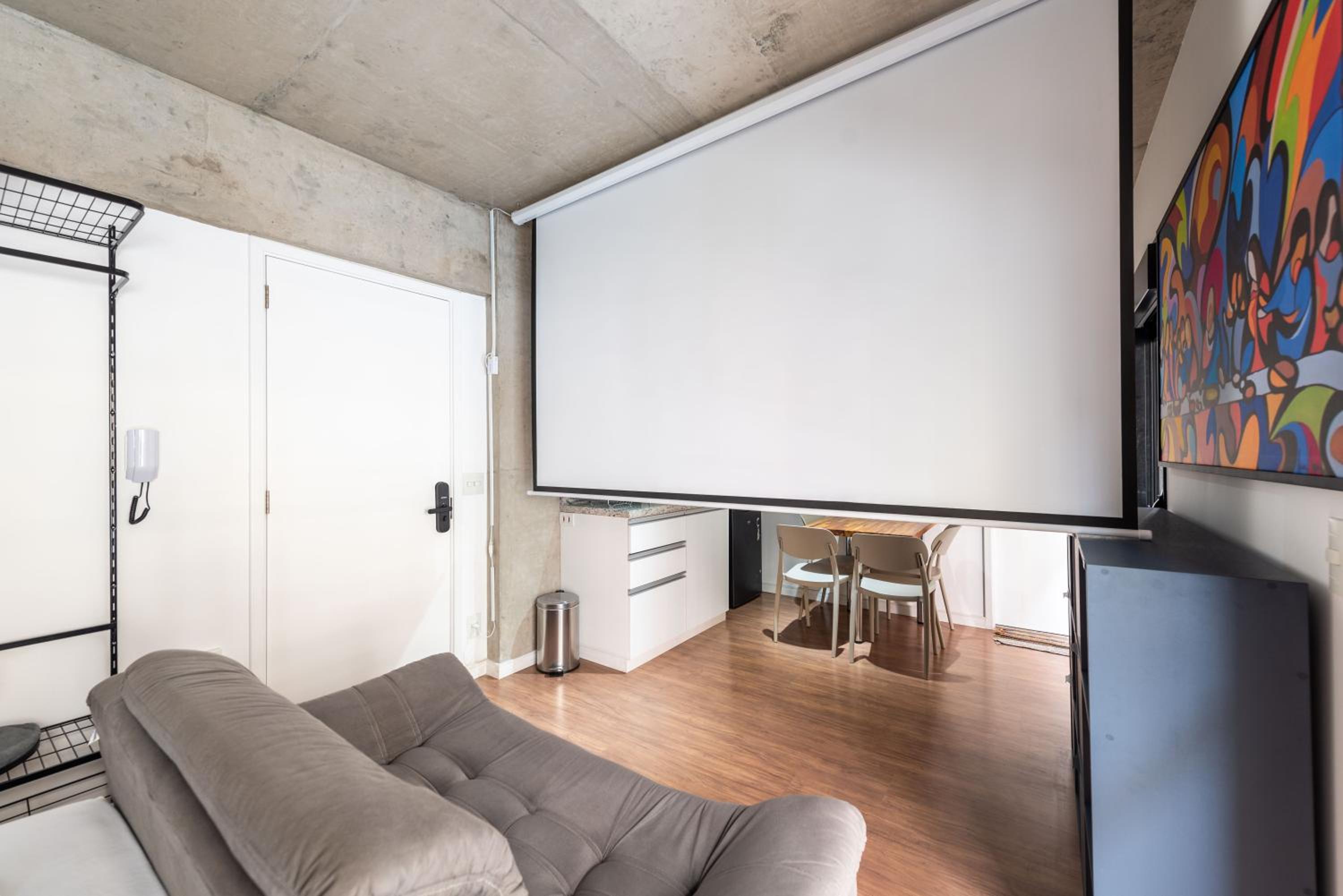 56 Movie screen and parking space! New near Paulista