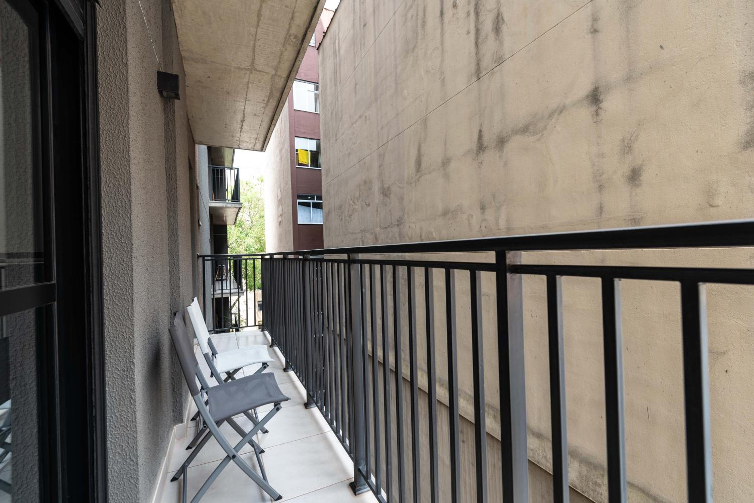 56 Movie screen and parking space! New near Paulista