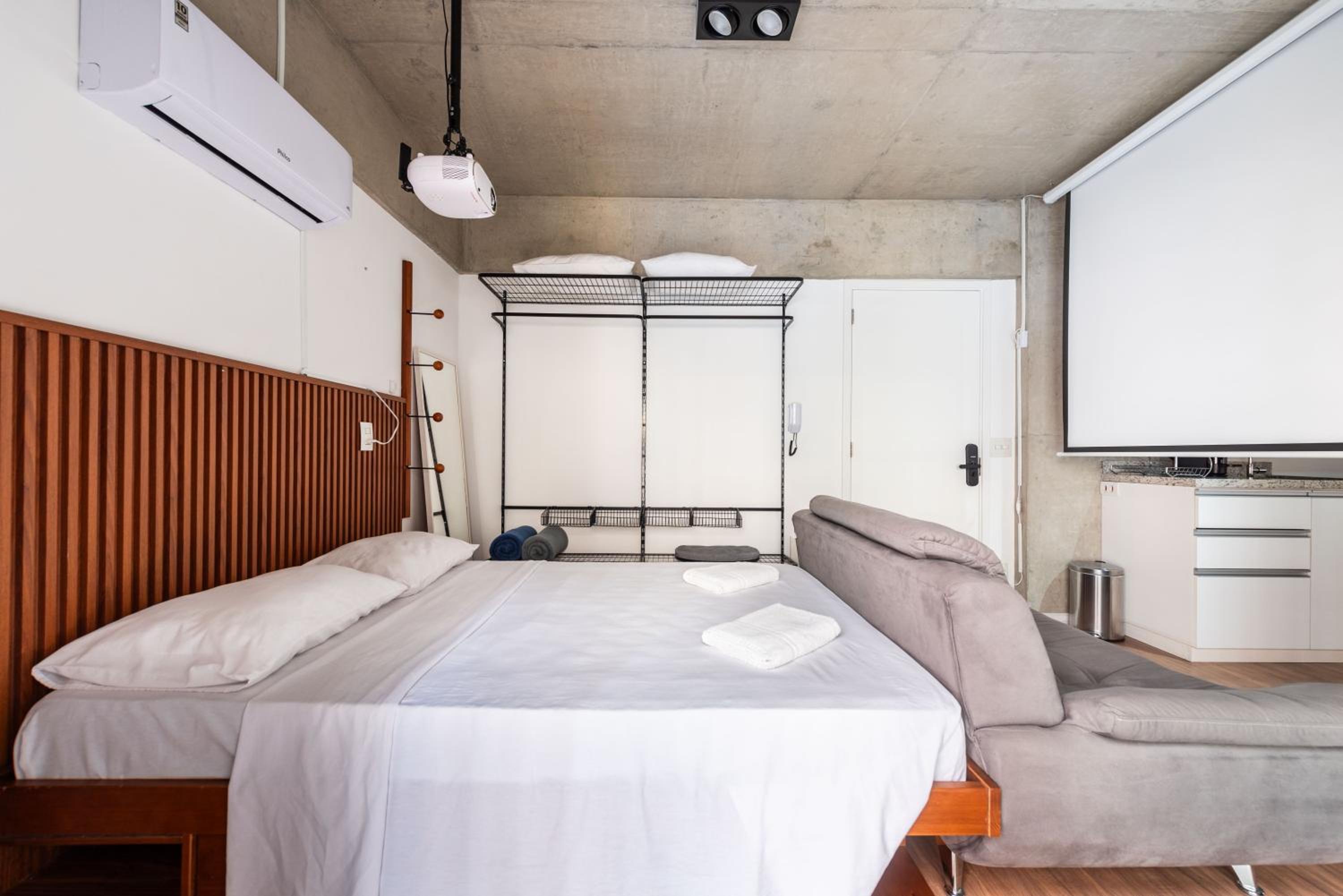 56 Movie screen and parking space! New near Paulista