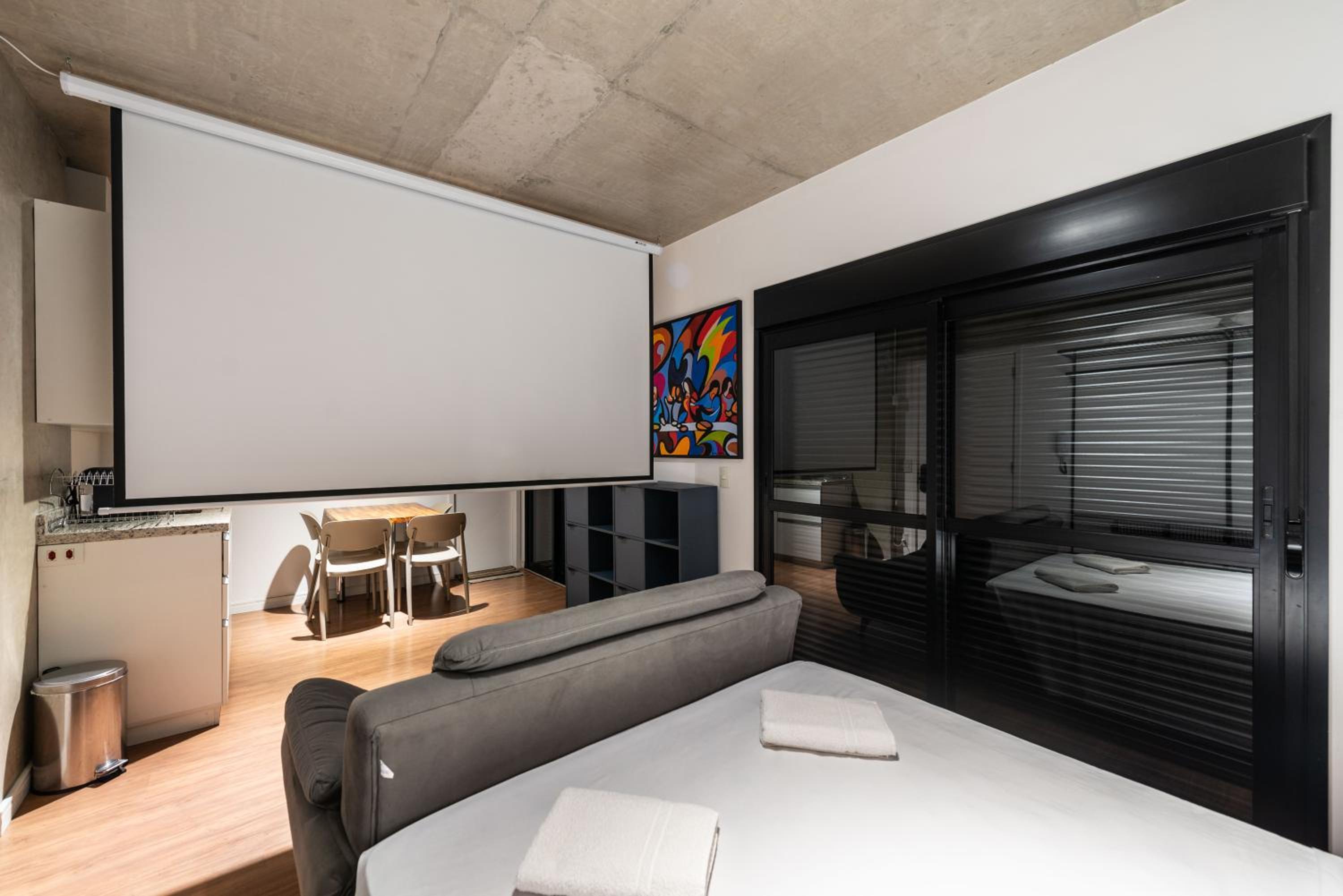 56 Movie screen and parking space! New near Paulista