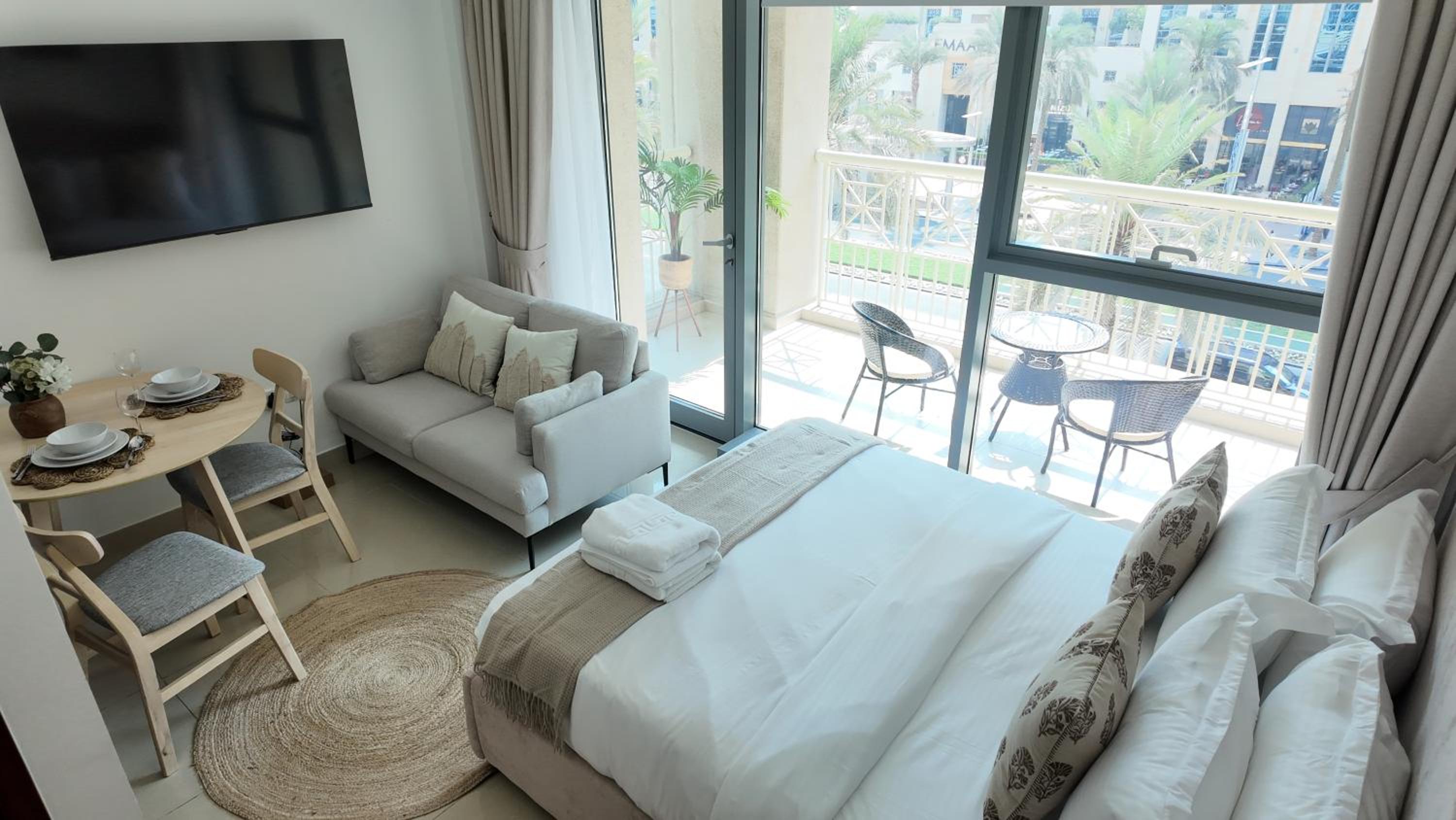 Simply Comfort Vacation Homes Rental Chic Downtown Studio Few Steps to Burj Khalifa