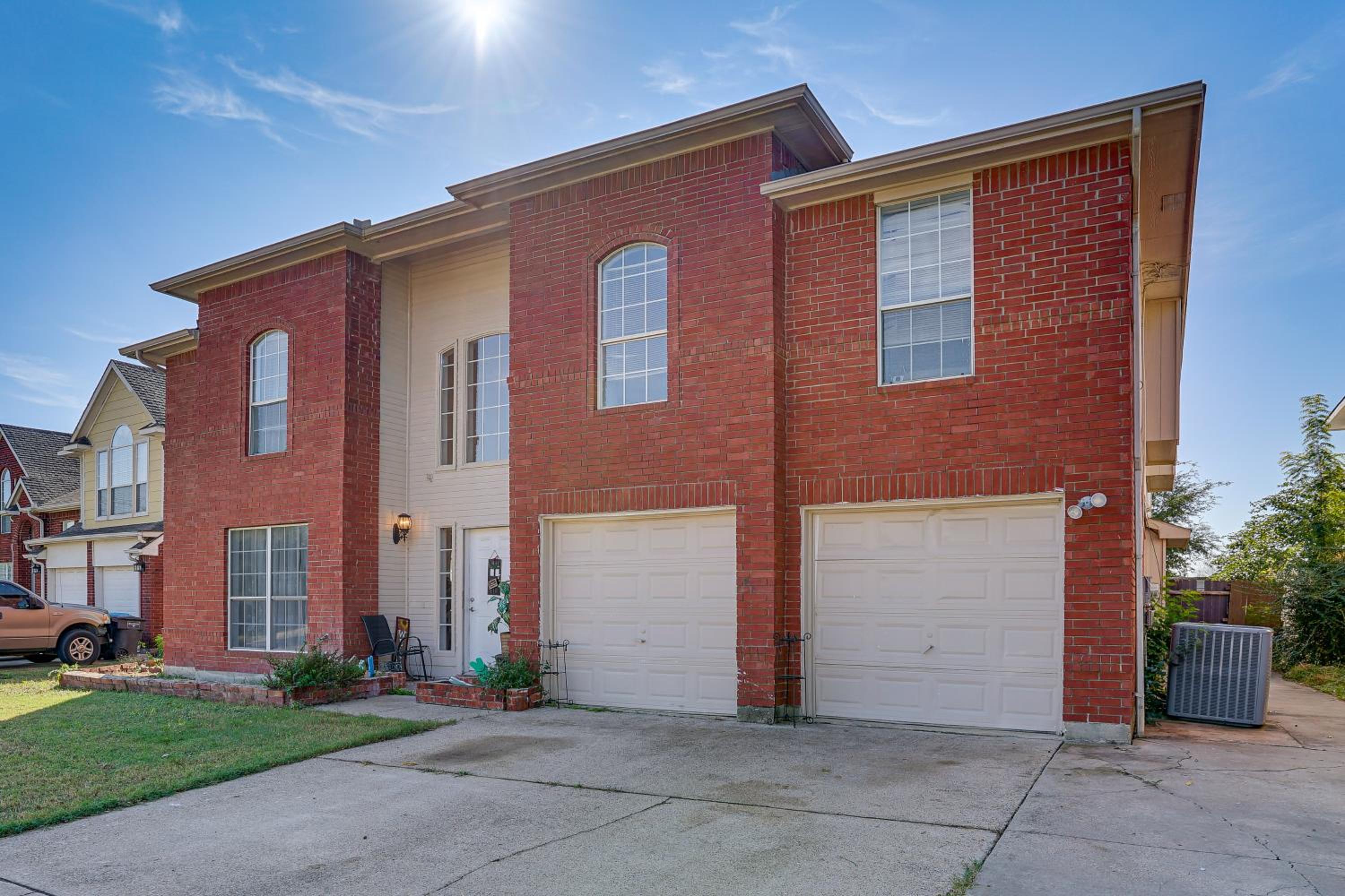 Large Families Welcome! Spacious Fort Worth Home