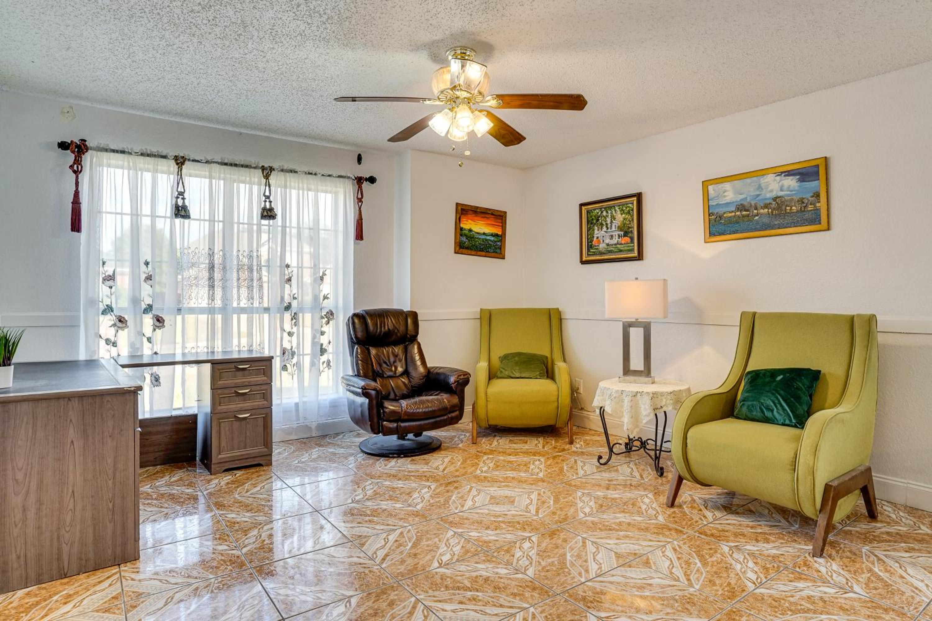 Large Families Welcome! Spacious Fort Worth Home