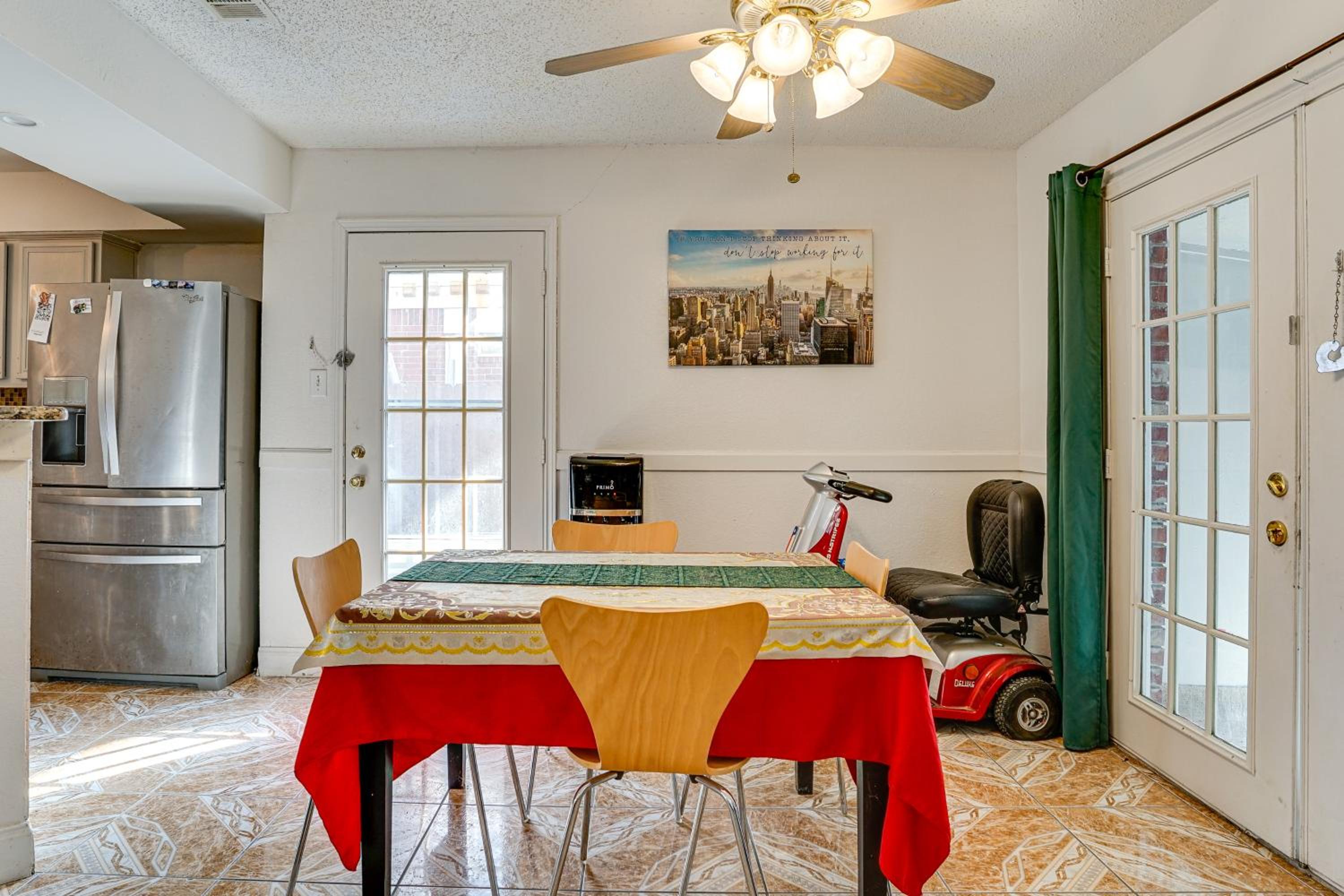 Large Families Welcome! Spacious Fort Worth Home