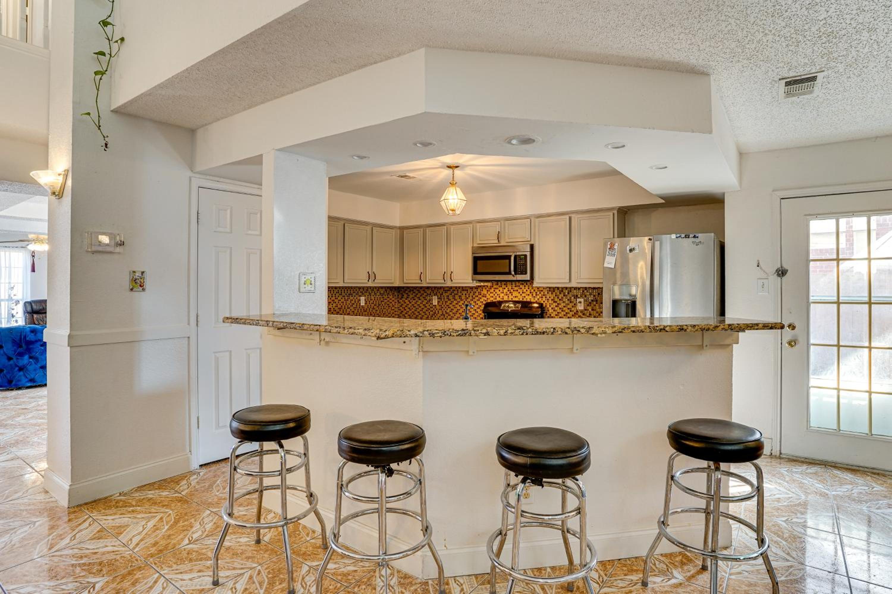 Large Families Welcome! Spacious Fort Worth Home