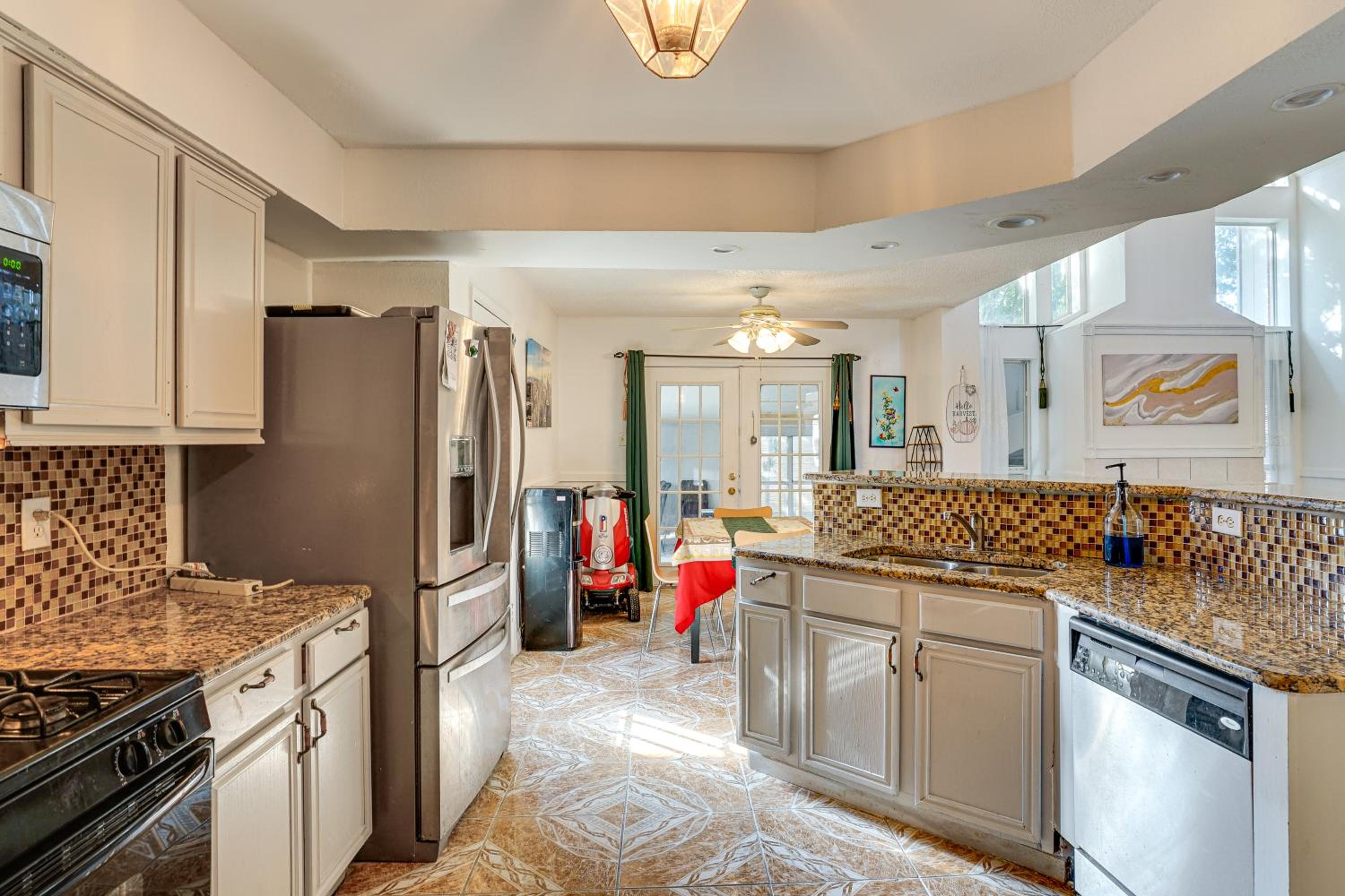 Large Families Welcome! Spacious Fort Worth Home