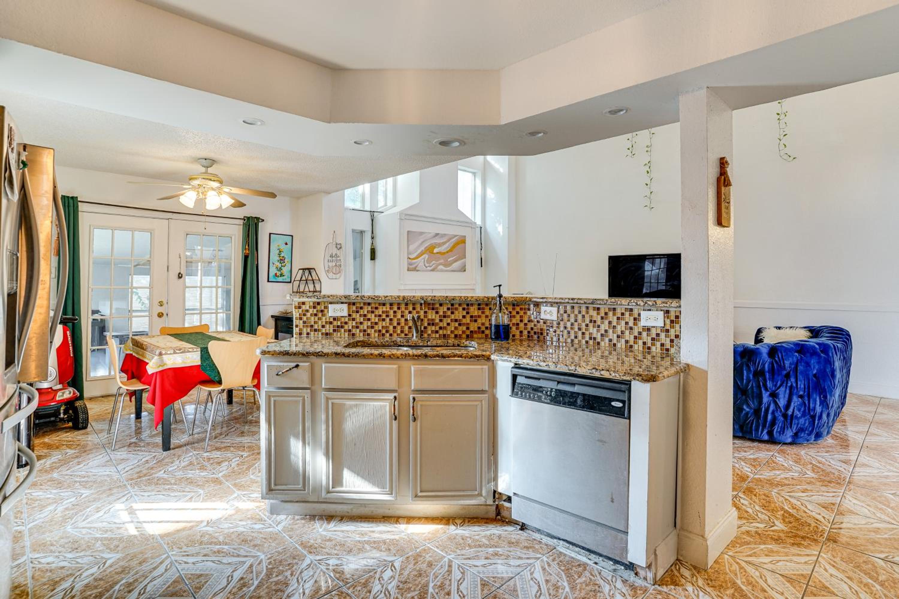 Large Families Welcome! Spacious Fort Worth Home