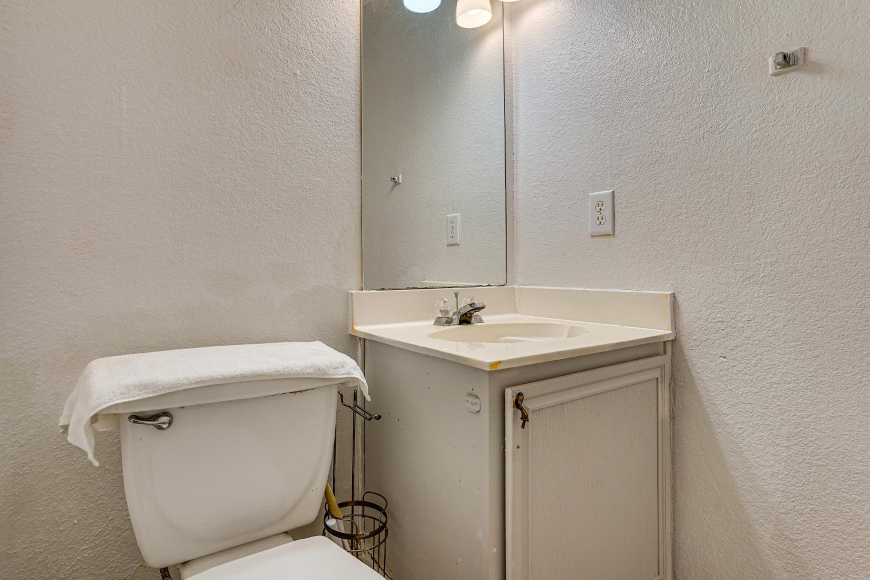 Large Families Welcome! Spacious Fort Worth Home