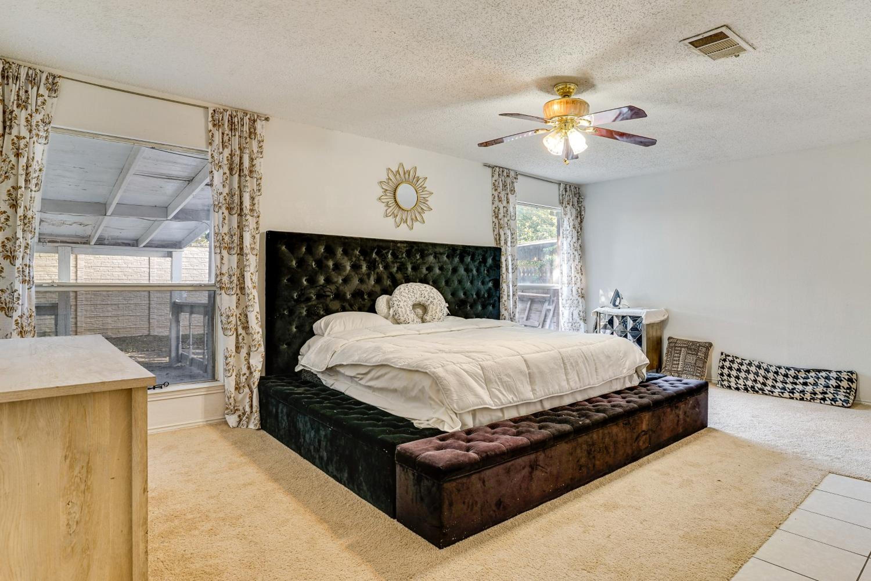 Large Families Welcome! Spacious Fort Worth Home