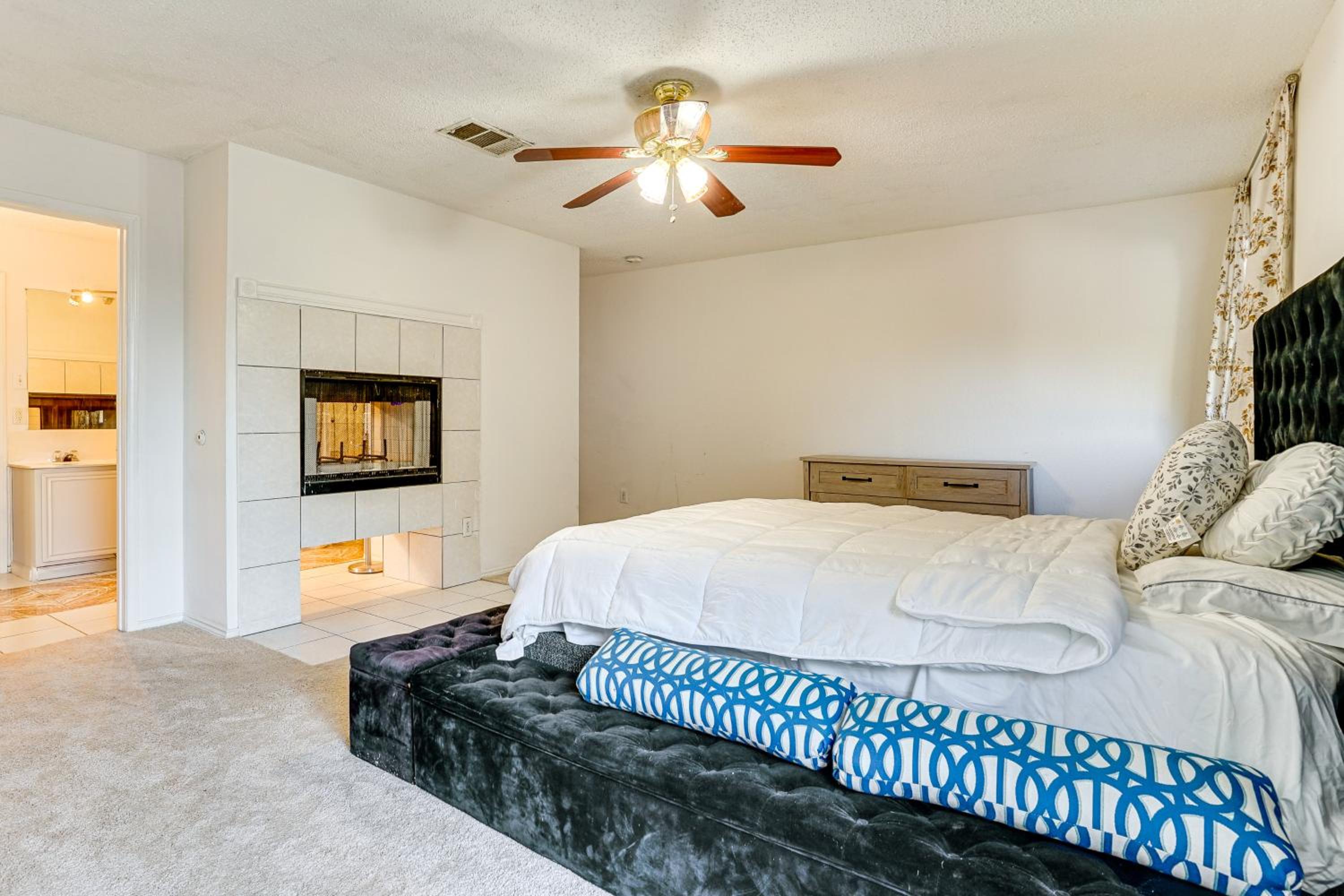 Large Families Welcome! Spacious Fort Worth Home