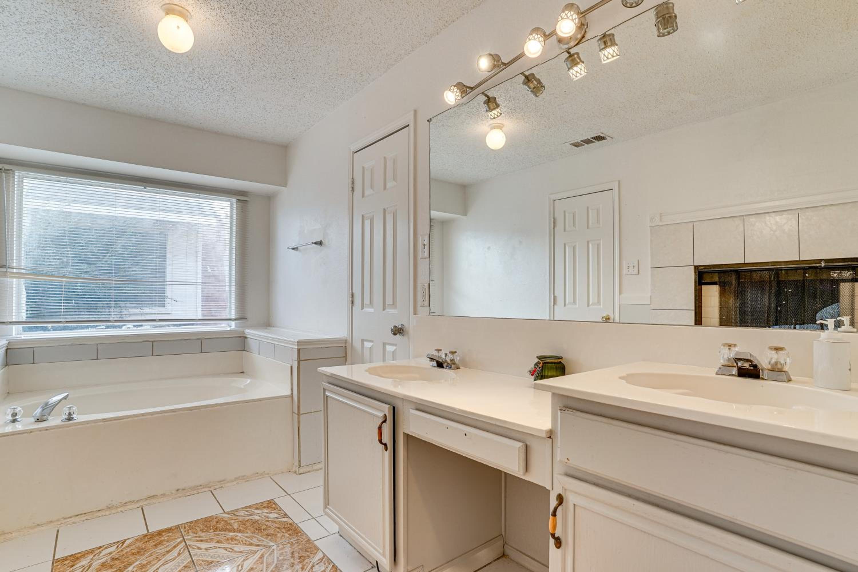 Large Families Welcome! Spacious Fort Worth Home