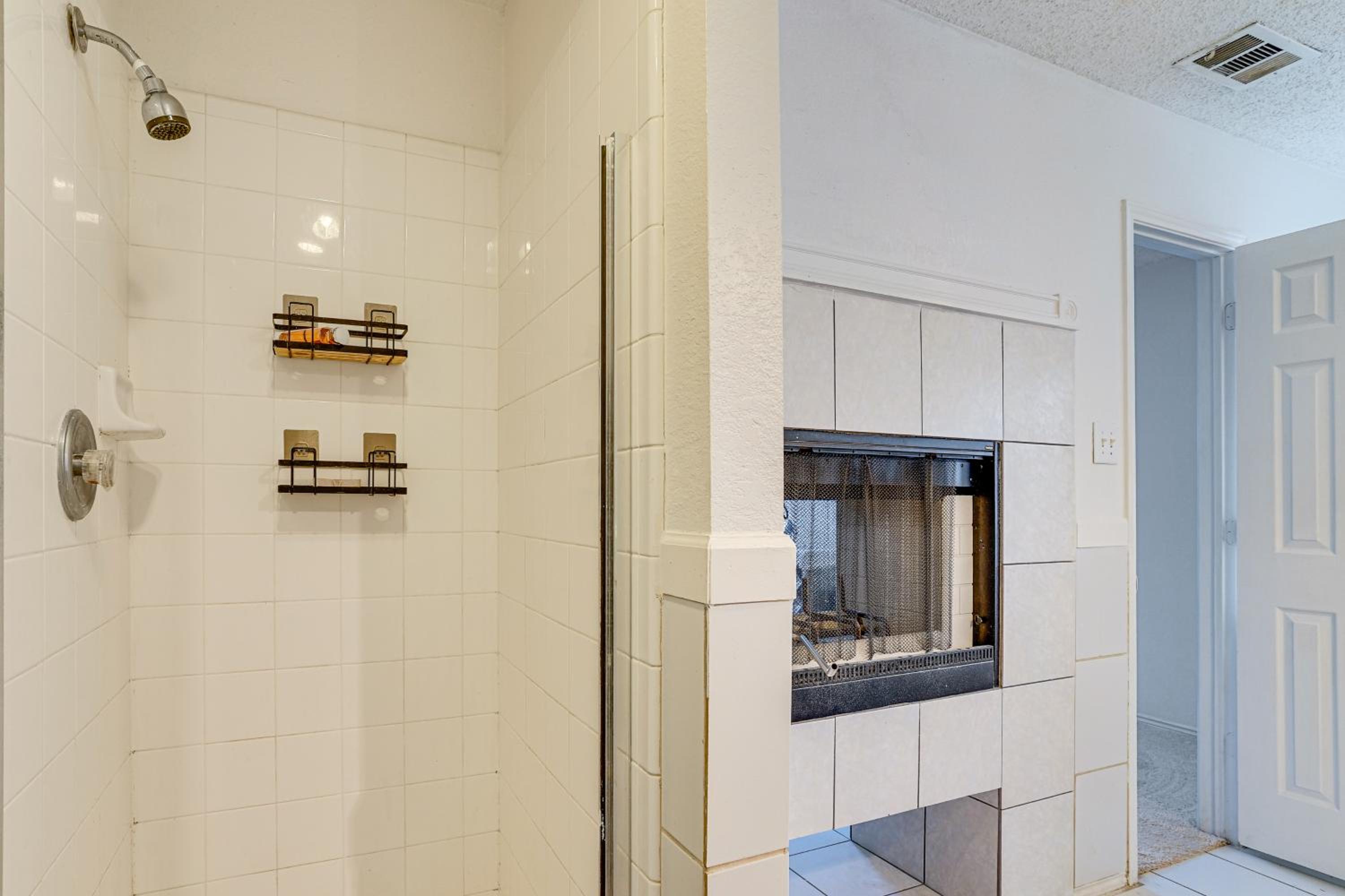 Large Families Welcome! Spacious Fort Worth Home