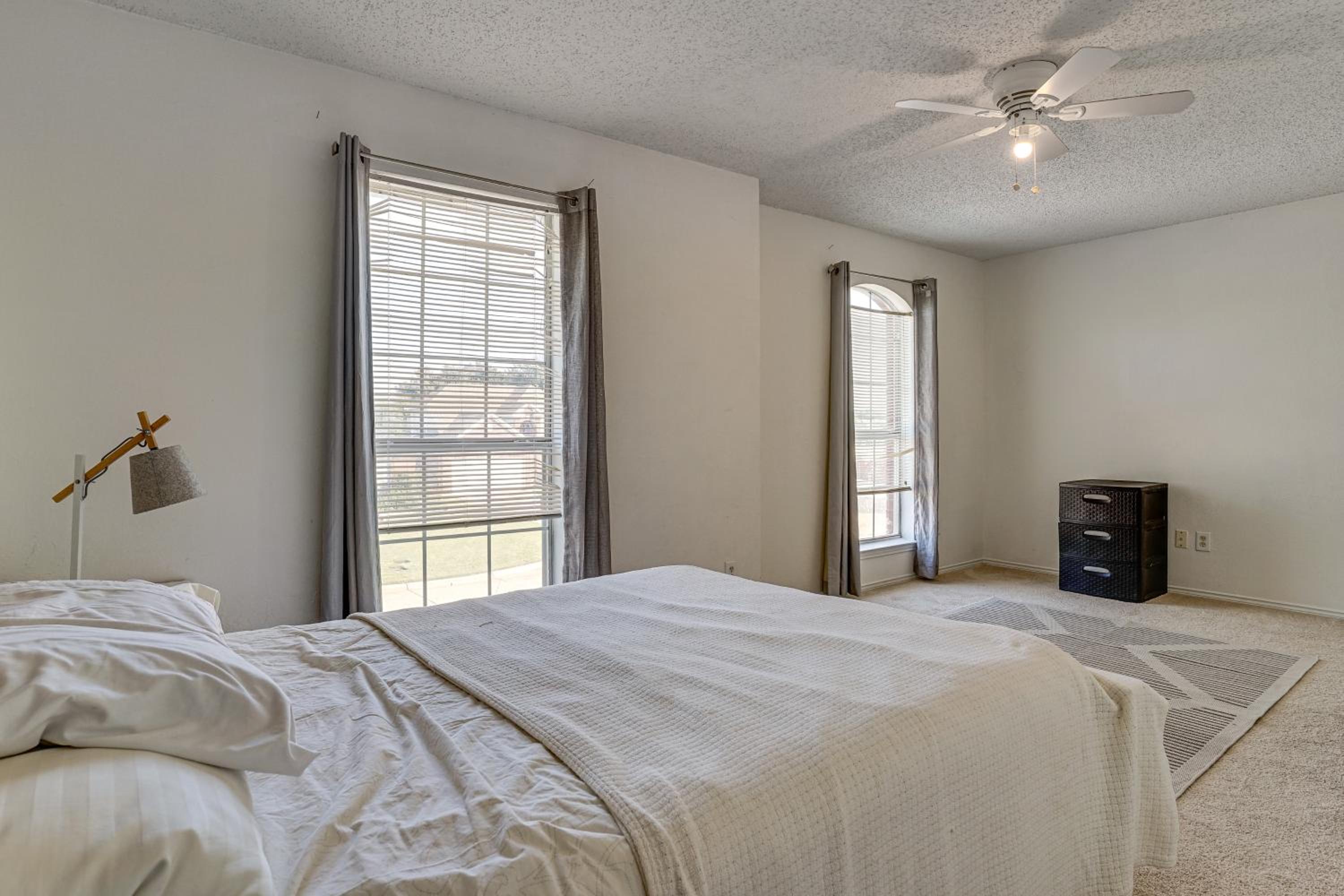 Large Families Welcome! Spacious Fort Worth Home