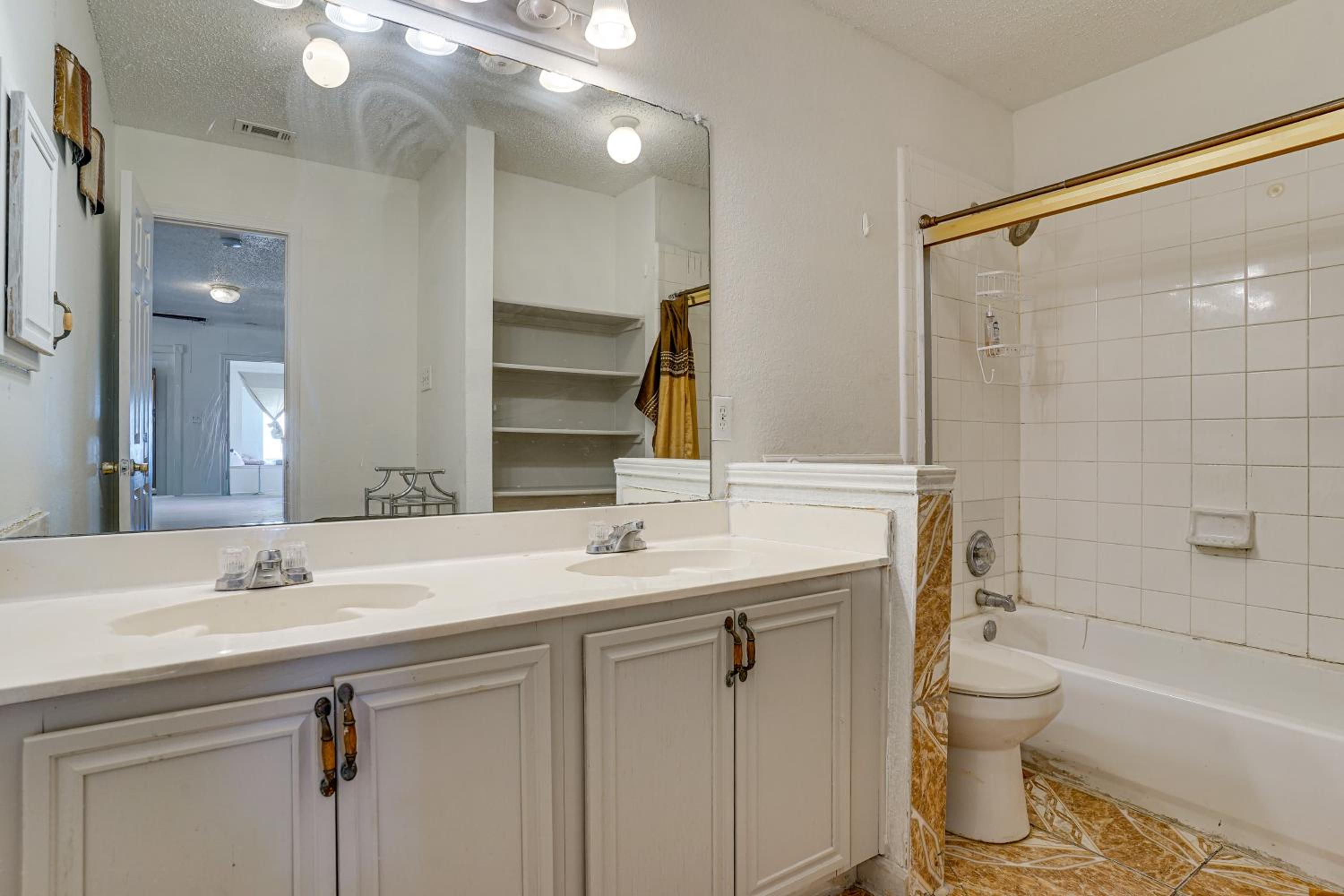 Large Families Welcome! Spacious Fort Worth Home