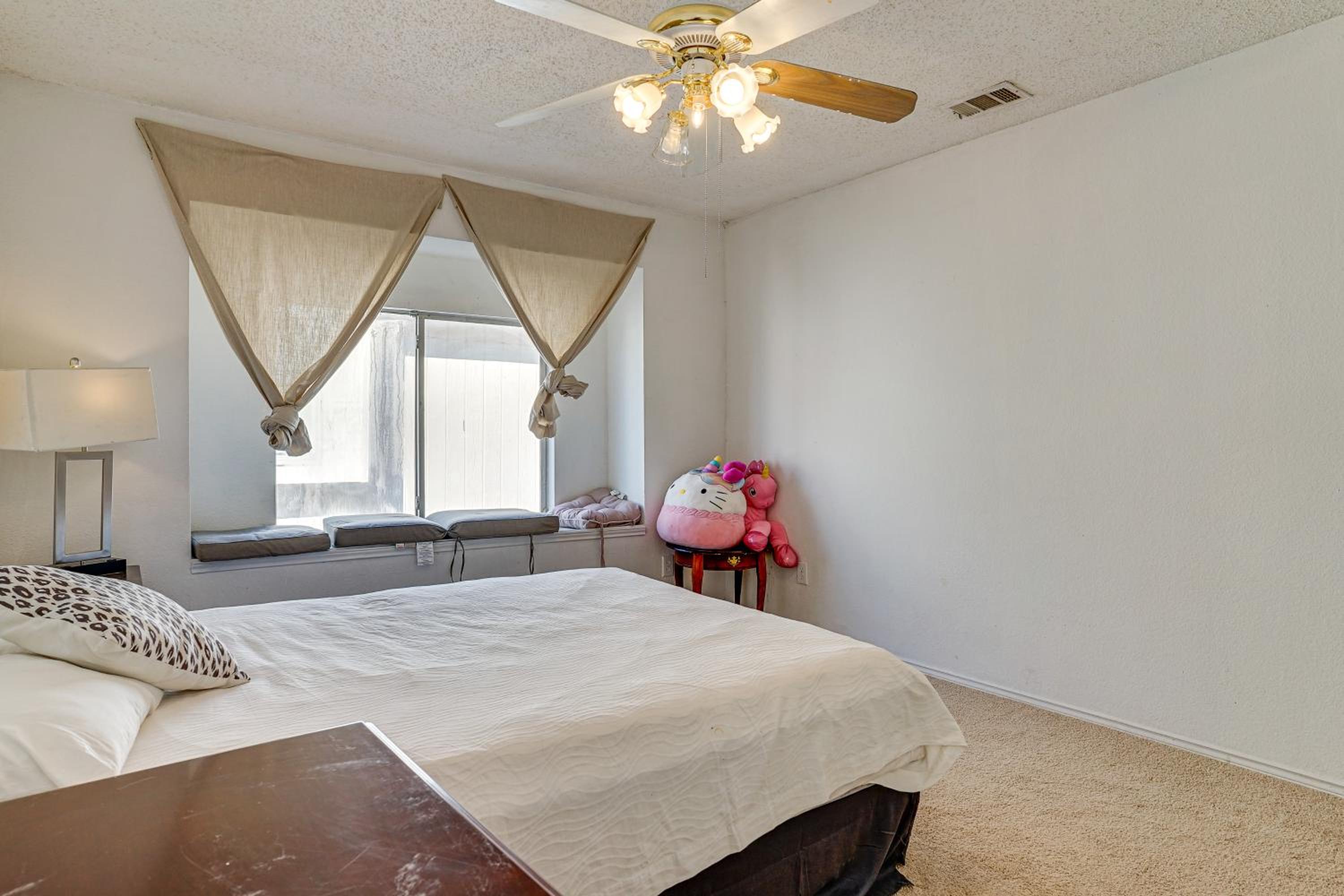 Large Families Welcome! Spacious Fort Worth Home