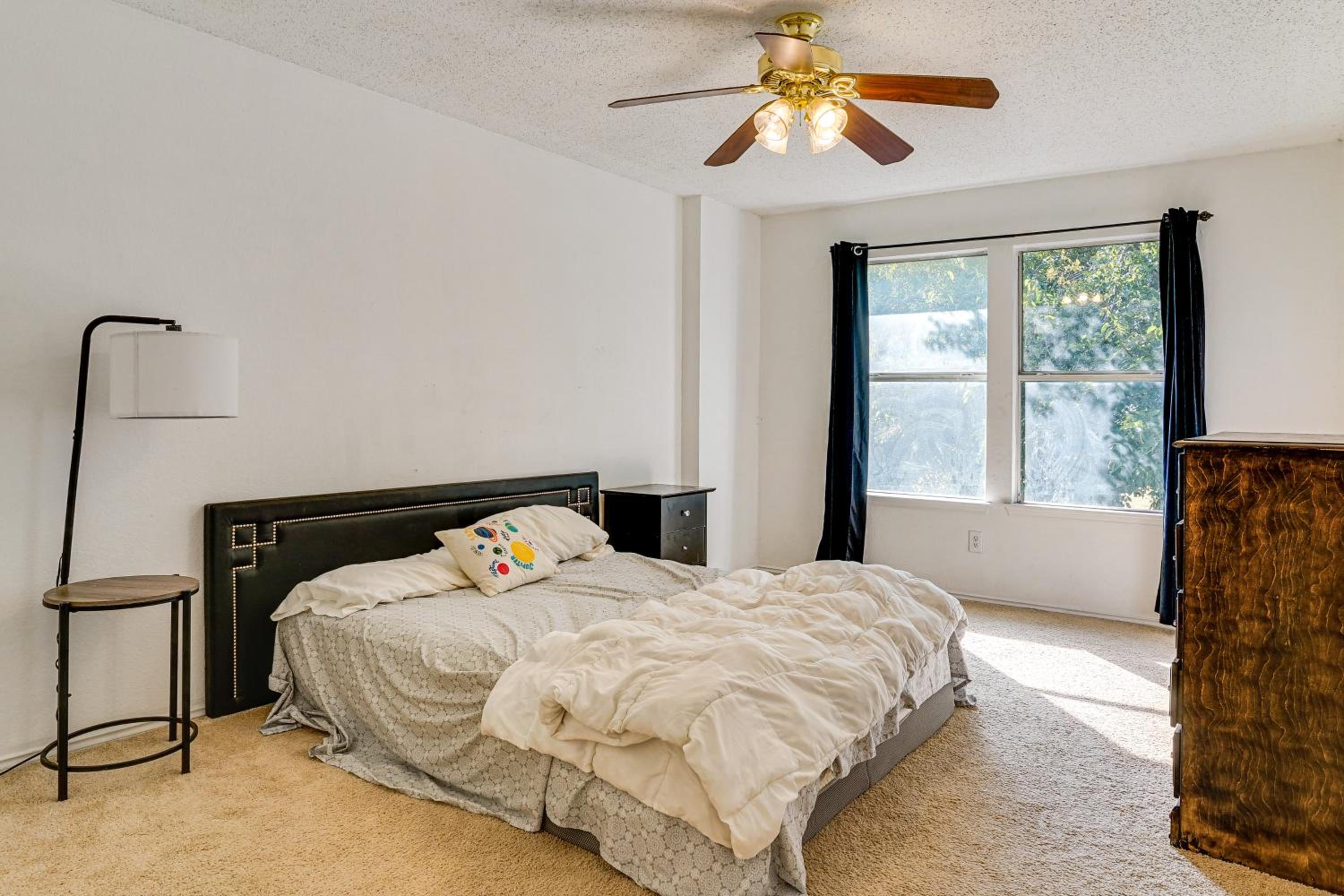 Large Families Welcome! Spacious Fort Worth Home