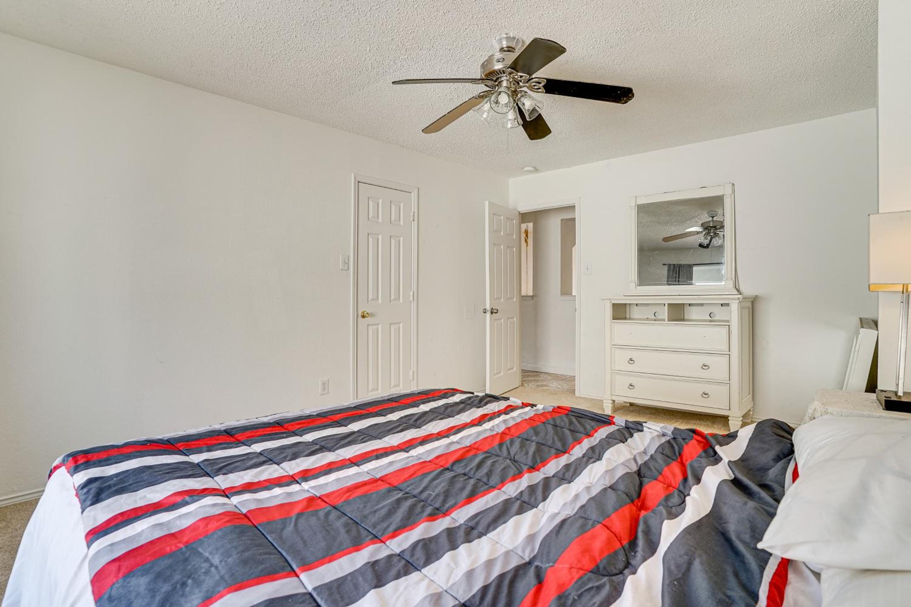 Large Families Welcome! Spacious Fort Worth Home