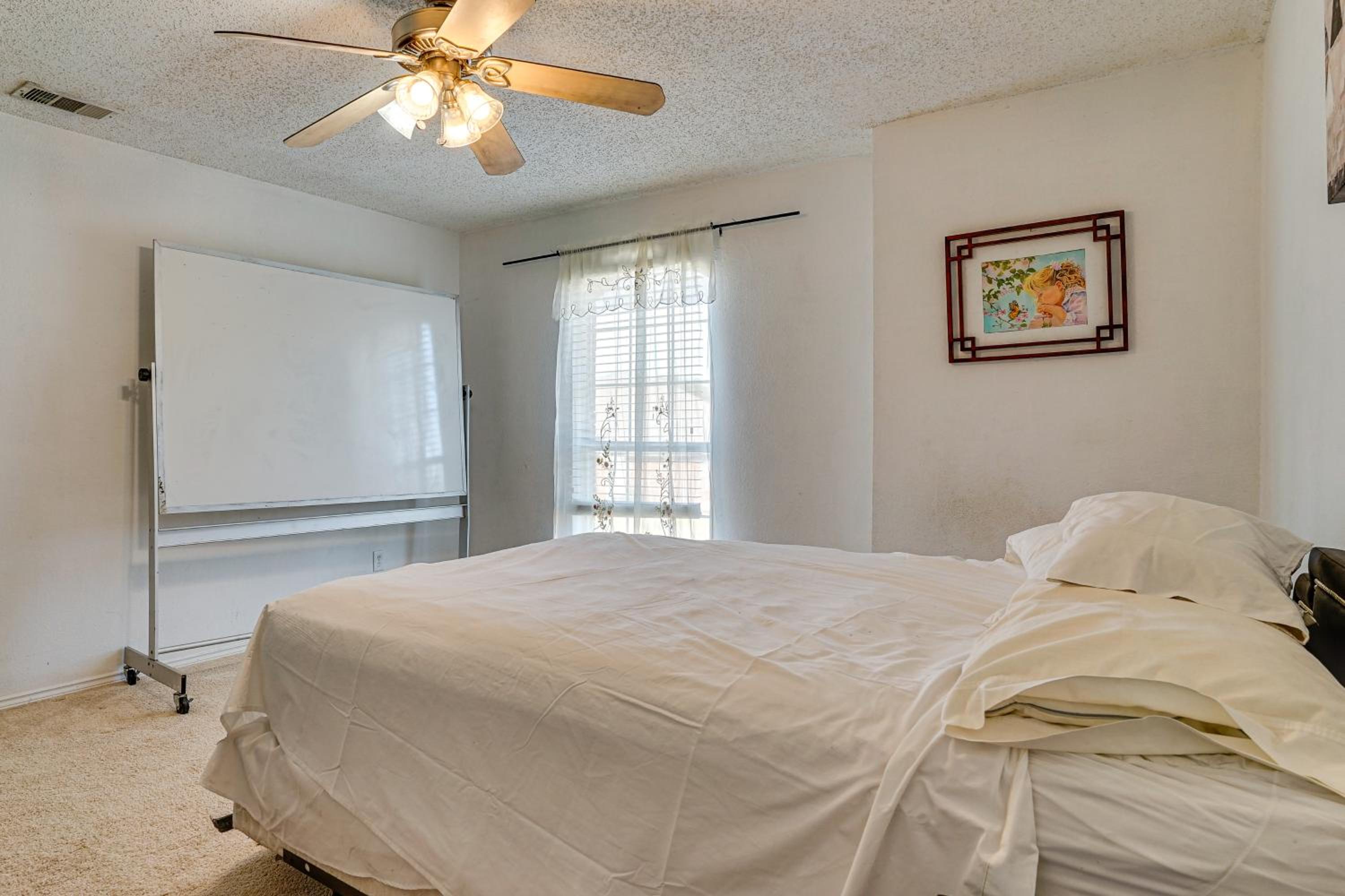 Large Families Welcome! Spacious Fort Worth Home