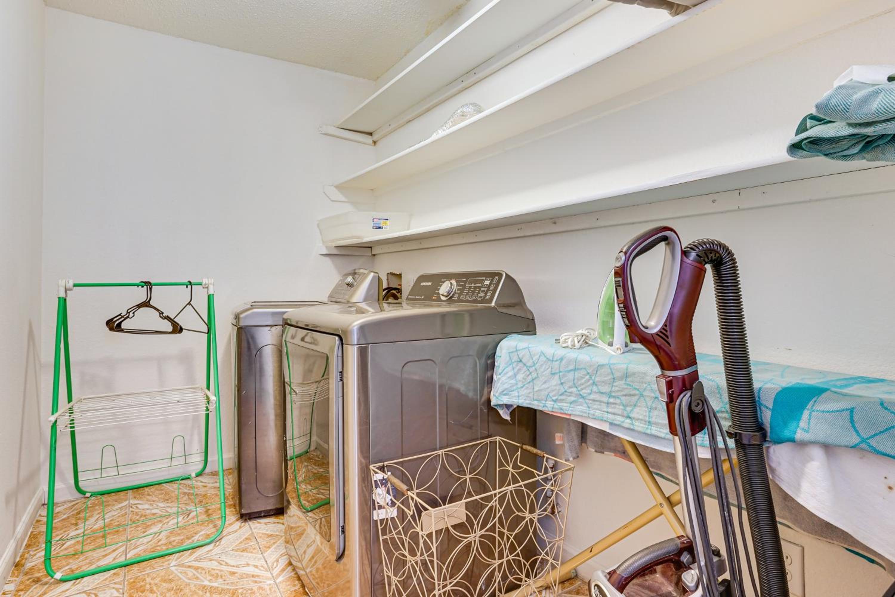 Large Families Welcome! Spacious Fort Worth Home