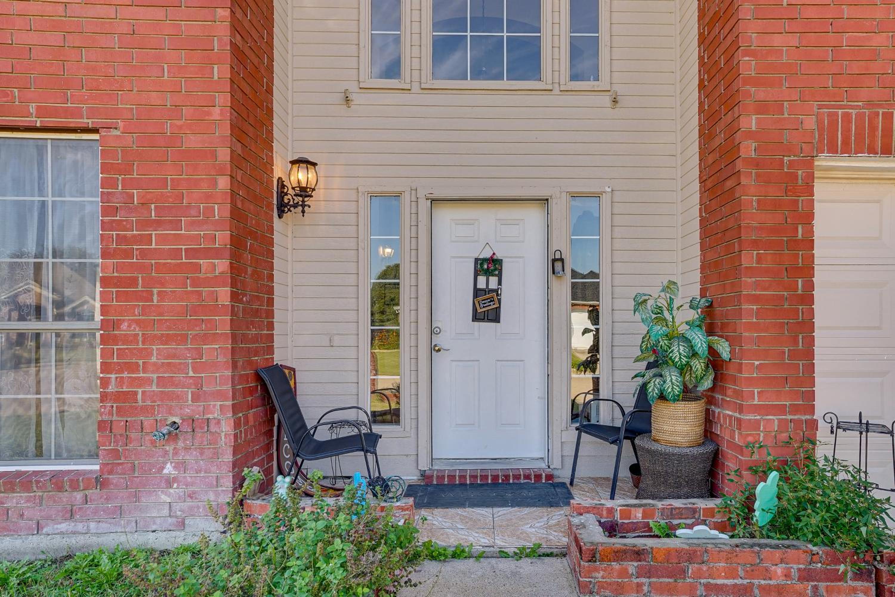 Large Families Welcome! Spacious Fort Worth Home