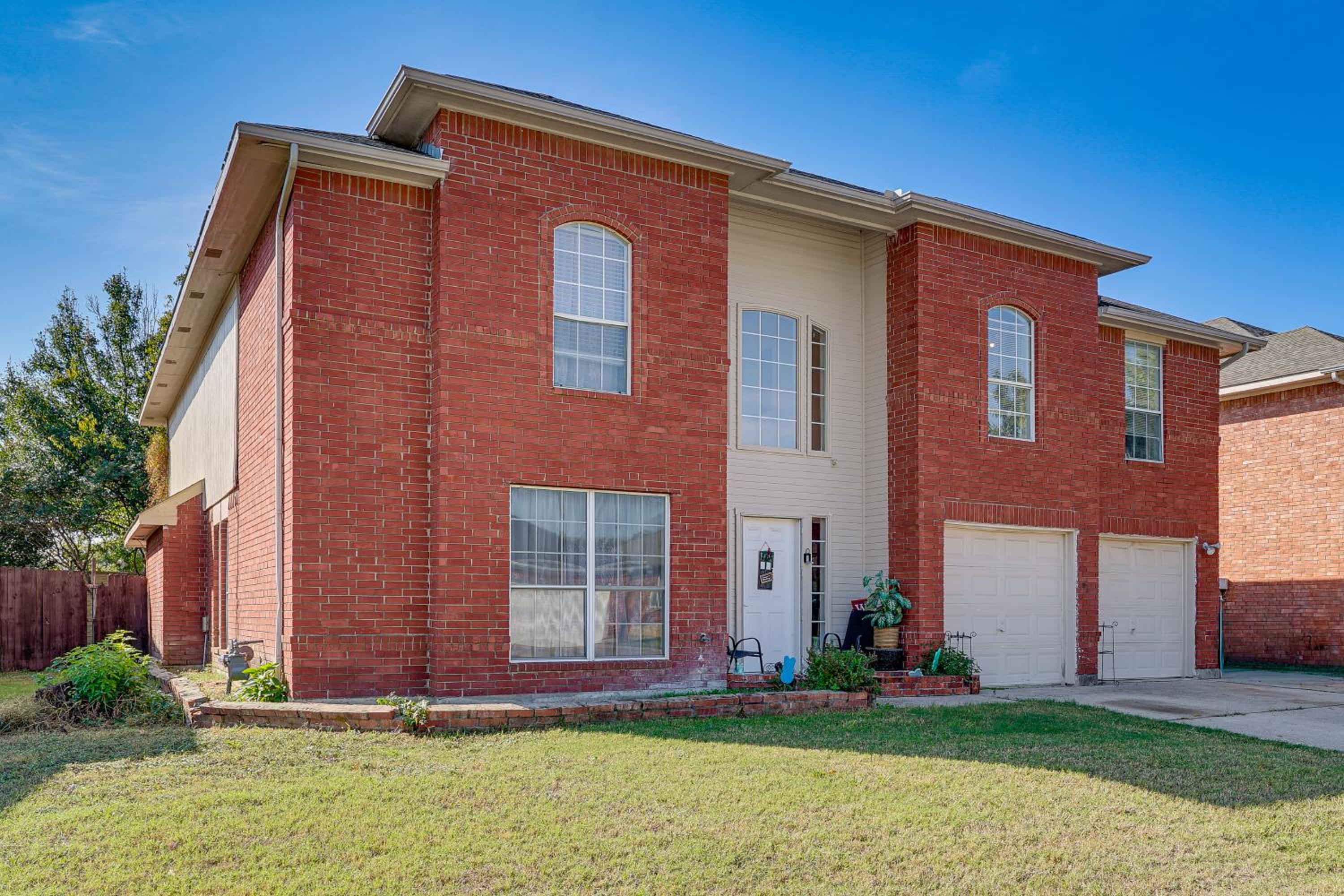 Large Families Welcome! Spacious Fort Worth Home