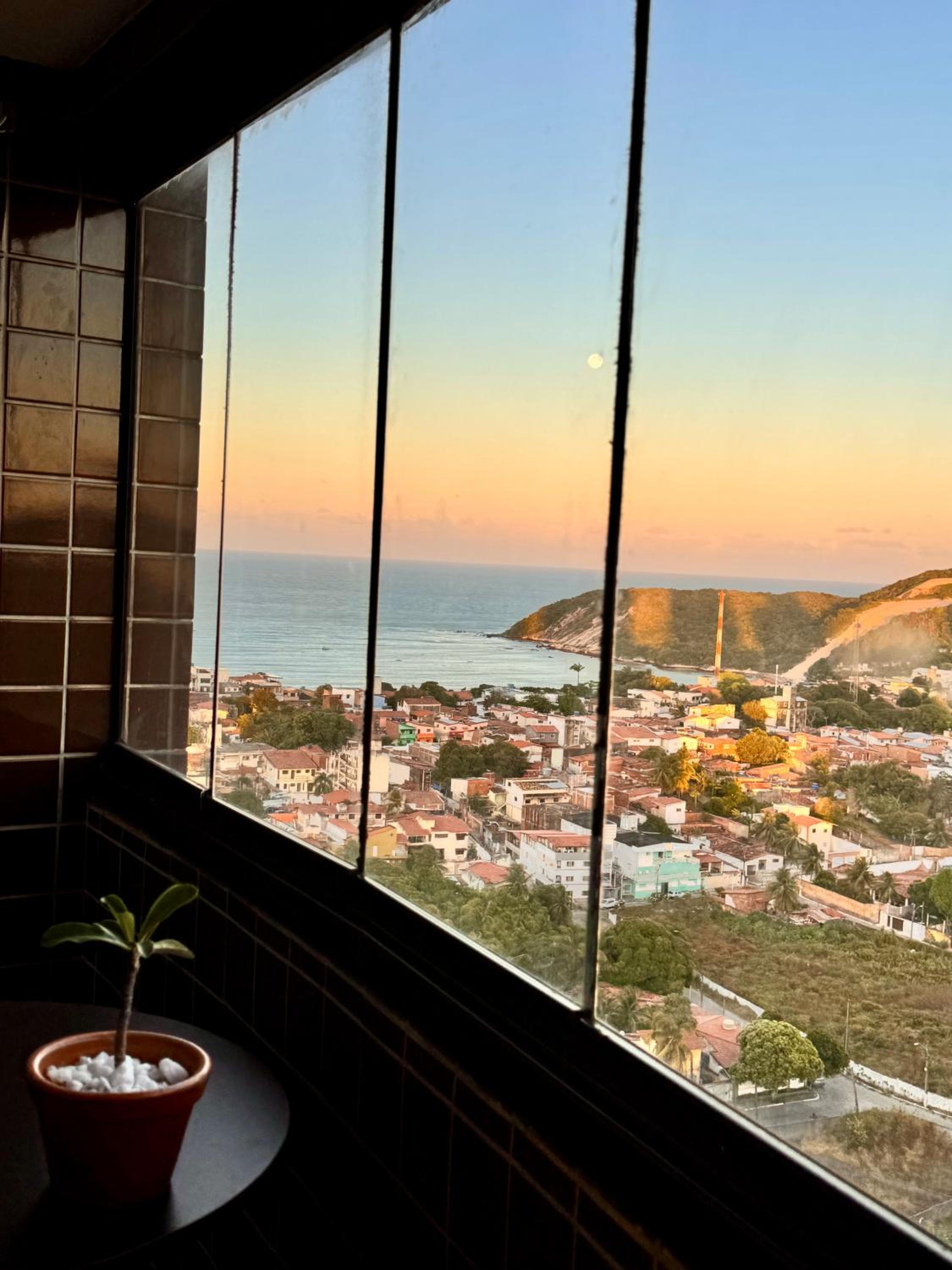 Porto Tropical Residence - 16º andar com varanda e quartos para o Mar, morro do careca e dunas