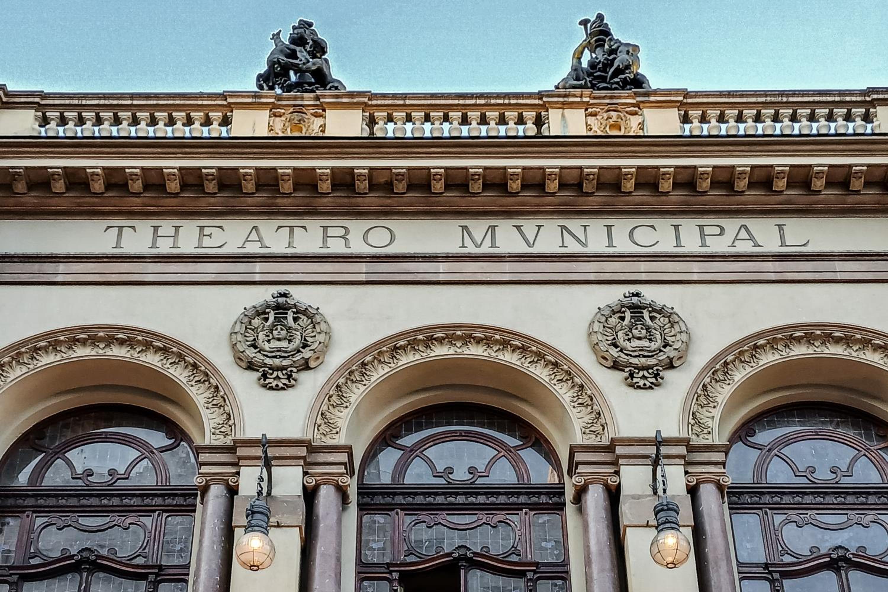 Aurora - Prédio novíssimo e completo no coração do Centro, com piscina e academia ao lado do metrô República