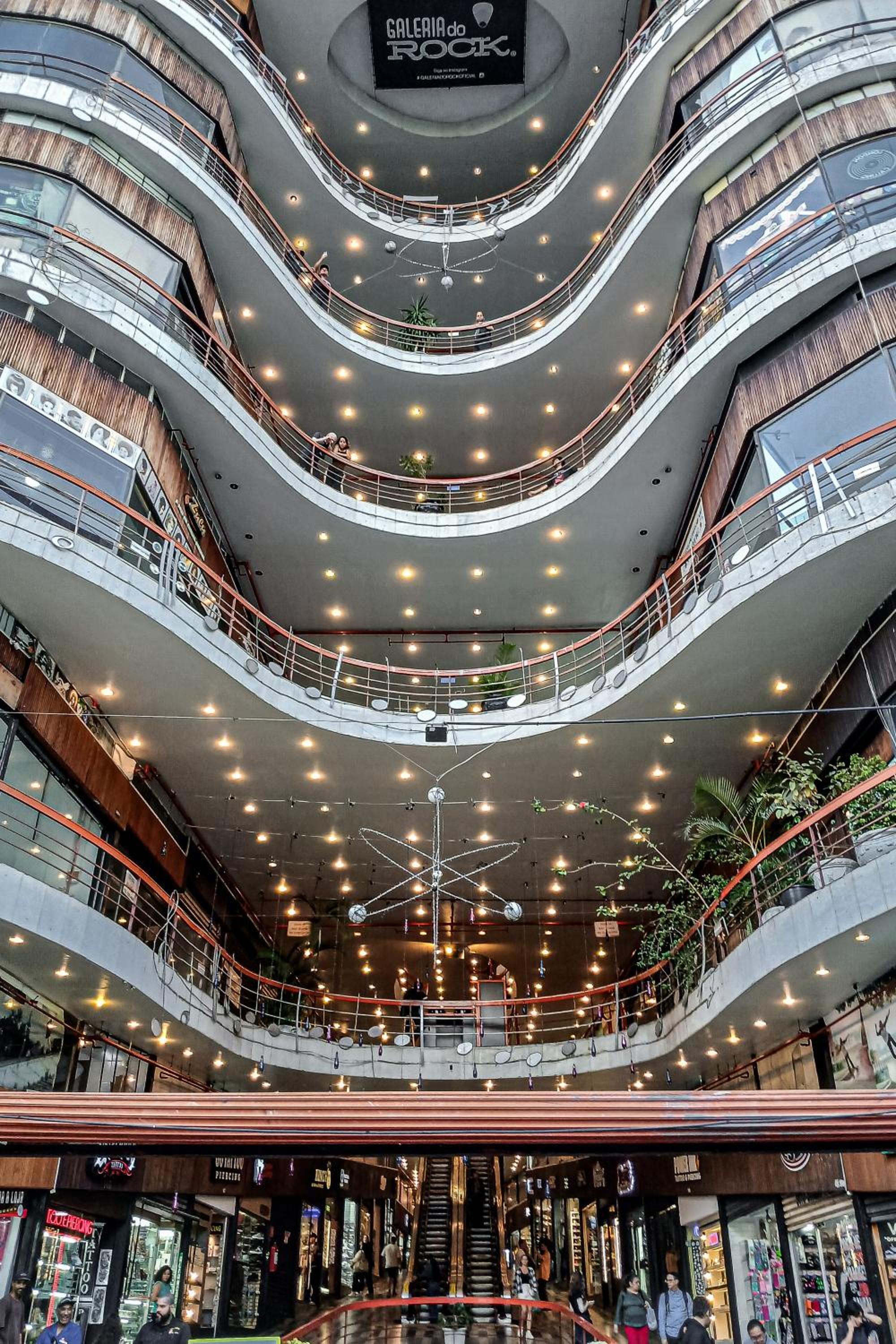 Aurora - Prédio novíssimo e completo no coração do Centro, com piscina e academia ao lado do metrô República