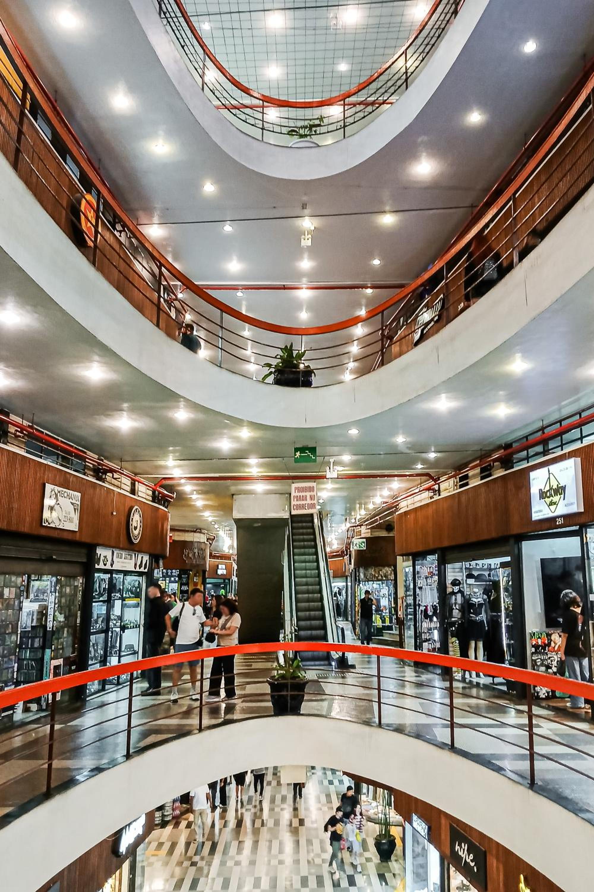 Aurora - Prédio novíssimo e completo no coração do Centro, com piscina e academia ao lado do metrô República