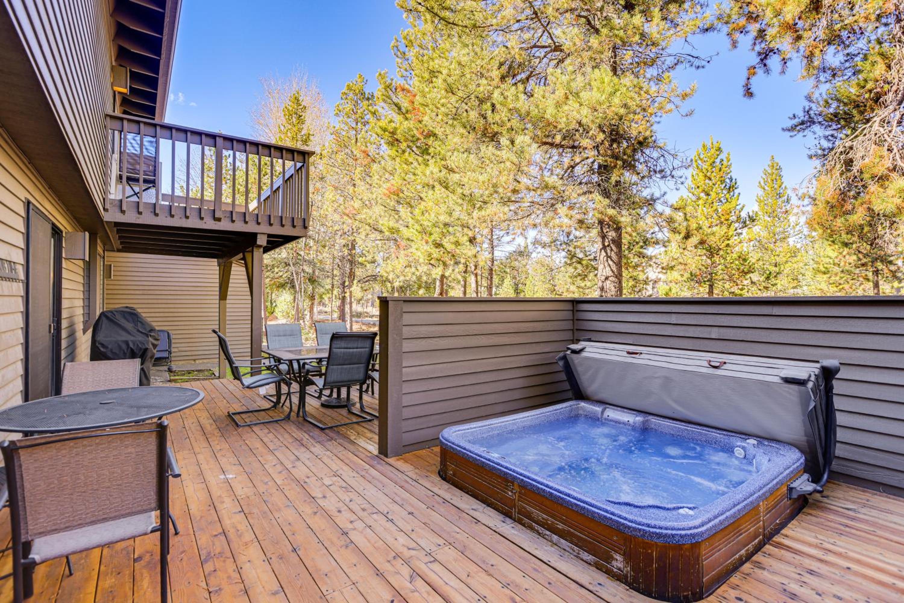 Private Hot Tub and SHARC Passes! Sunriver Home