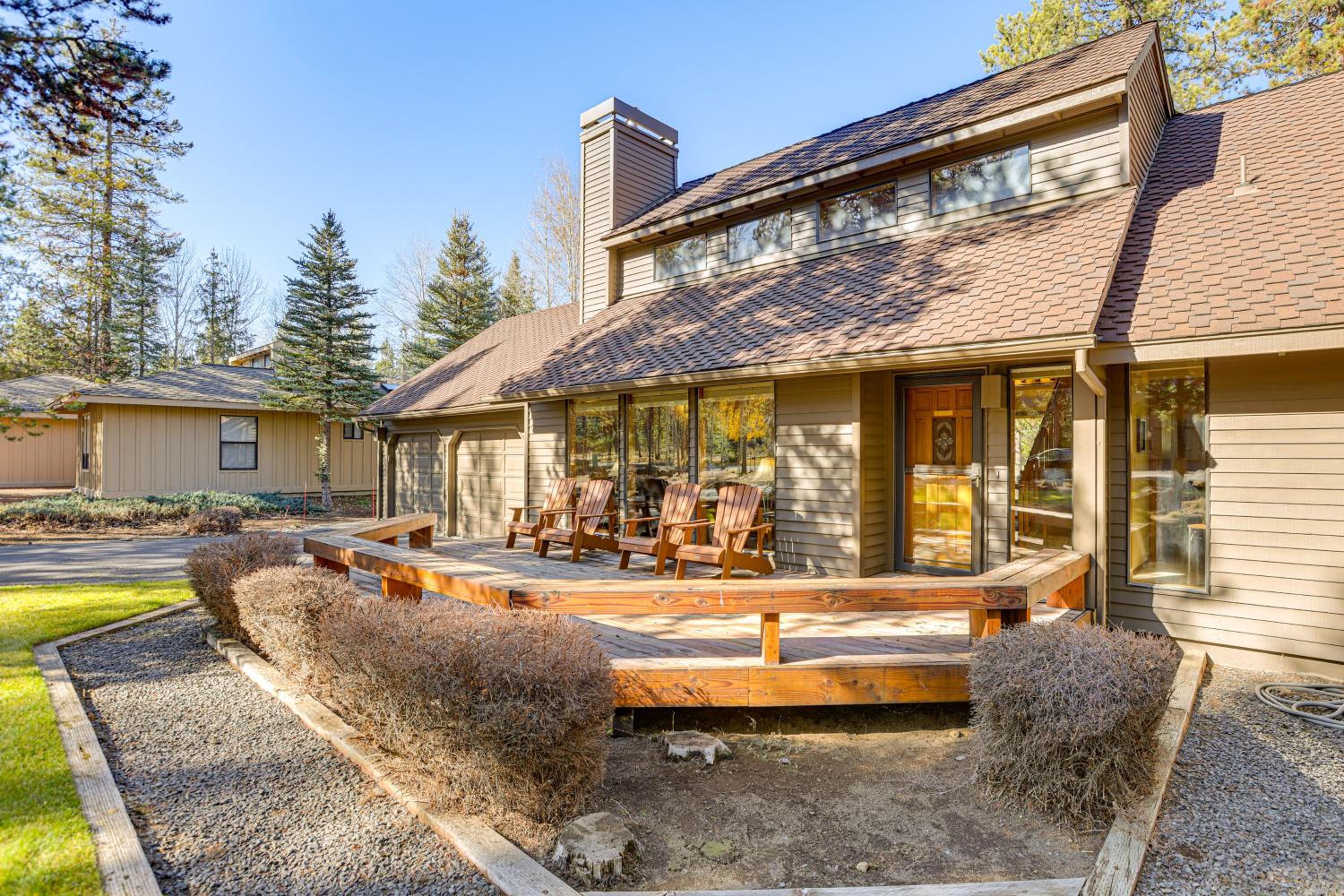 Private Hot Tub and SHARC Passes! Sunriver Home