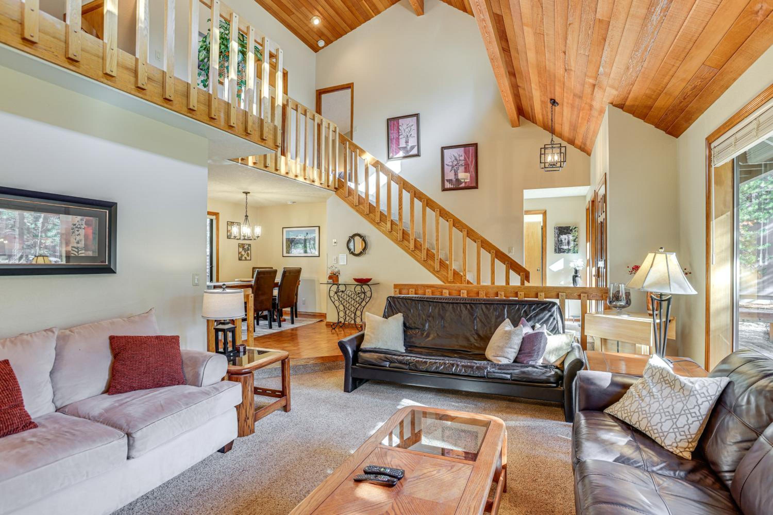 Private Hot Tub and SHARC Passes! Sunriver Home
