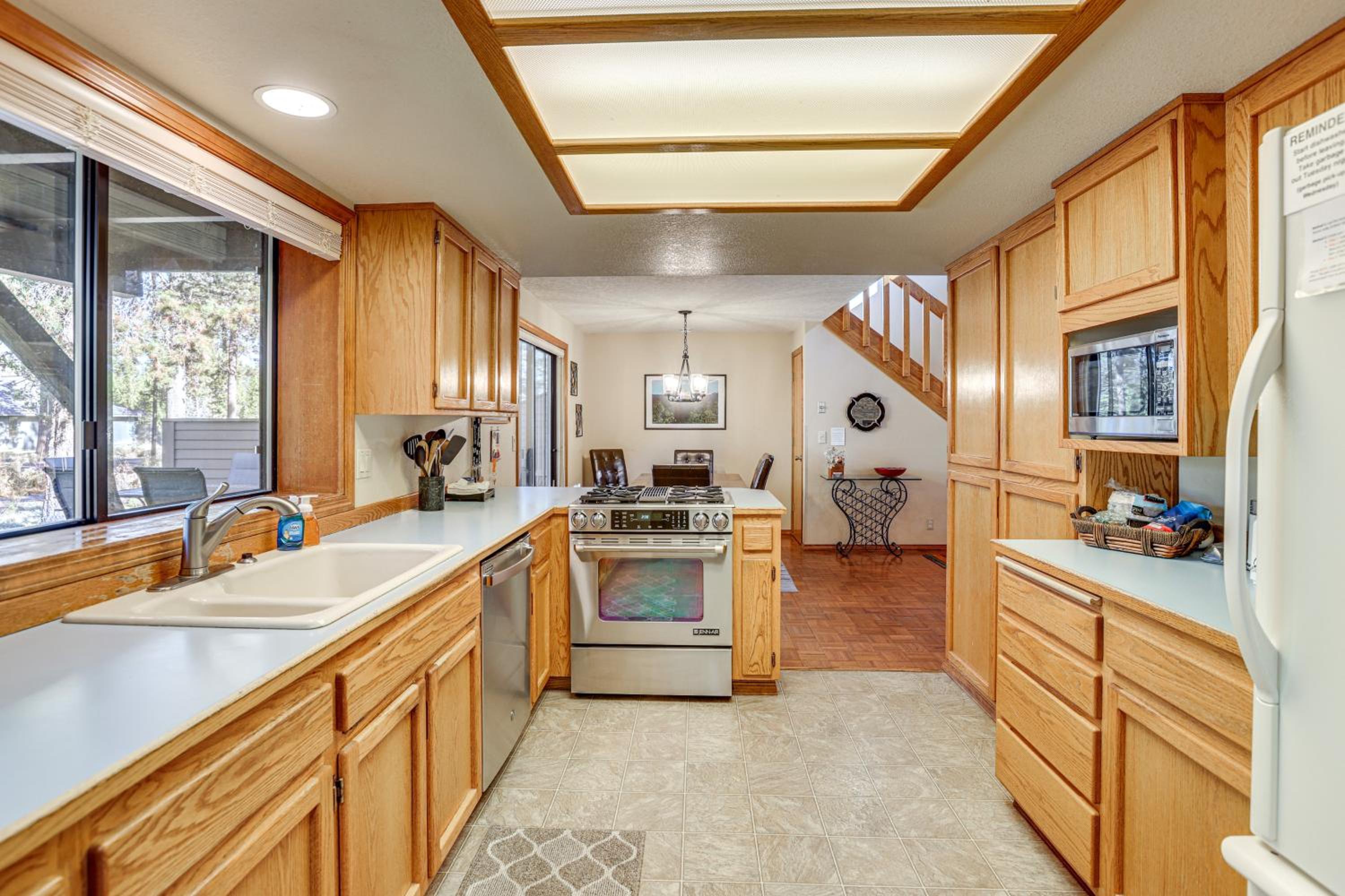 Private Hot Tub and SHARC Passes! Sunriver Home