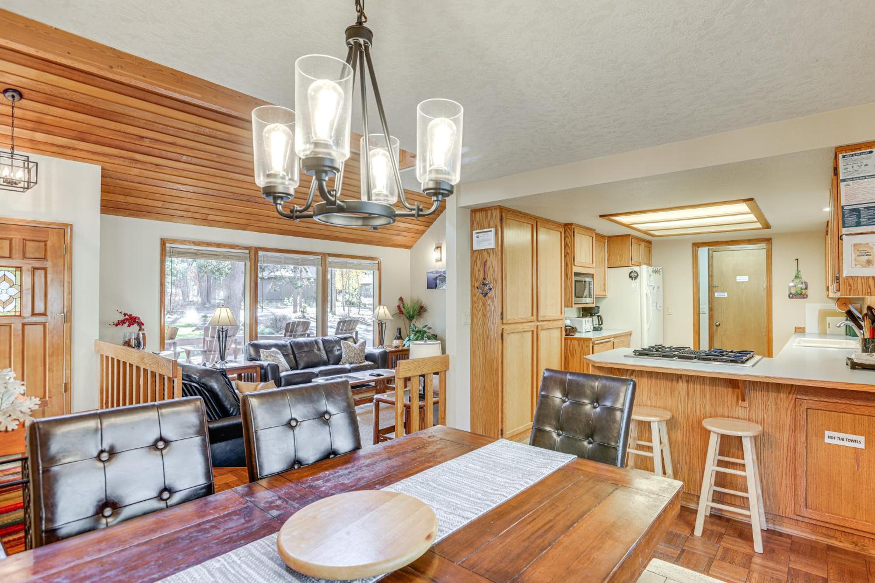 Private Hot Tub and SHARC Passes! Sunriver Home