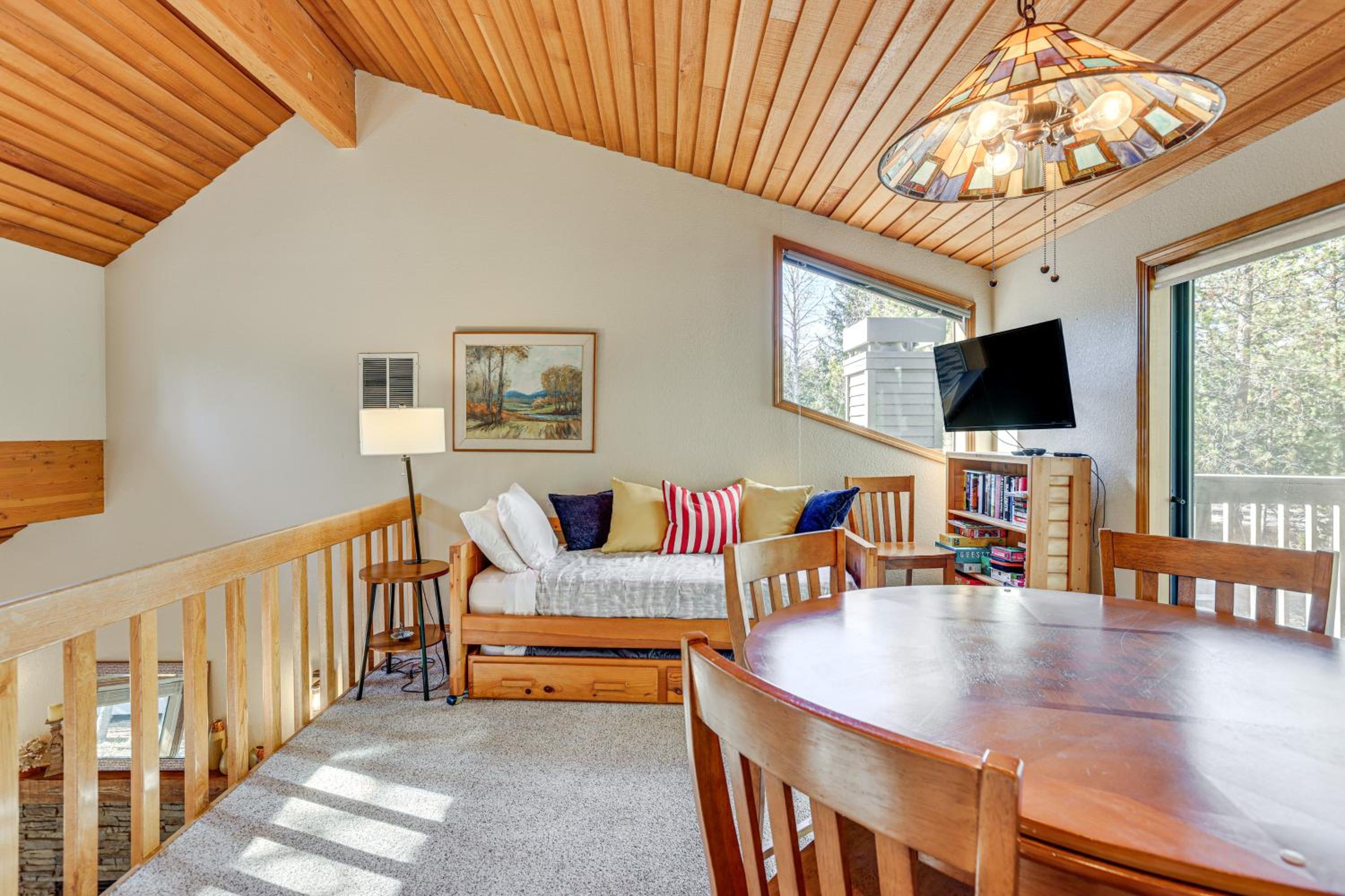 Private Hot Tub and SHARC Passes! Sunriver Home