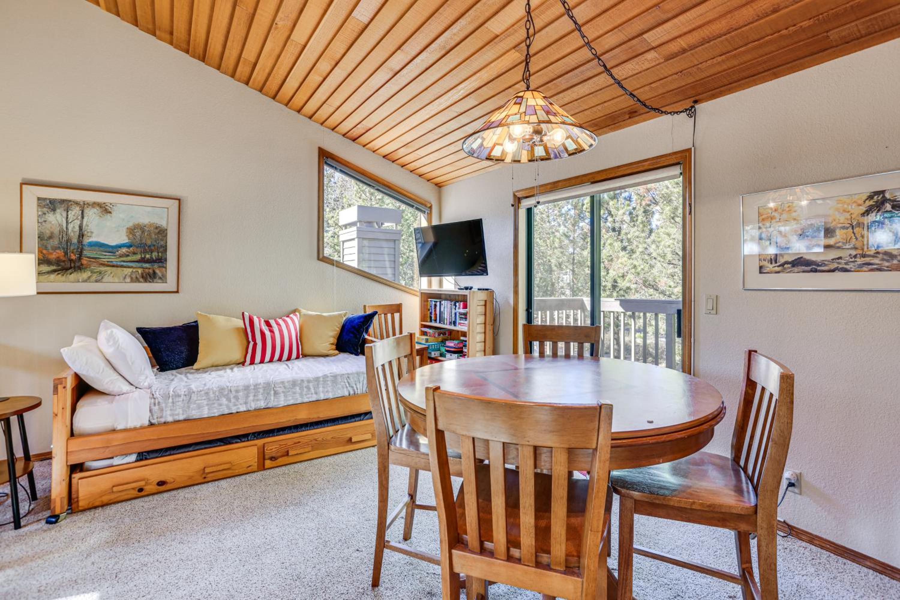 Private Hot Tub and SHARC Passes! Sunriver Home