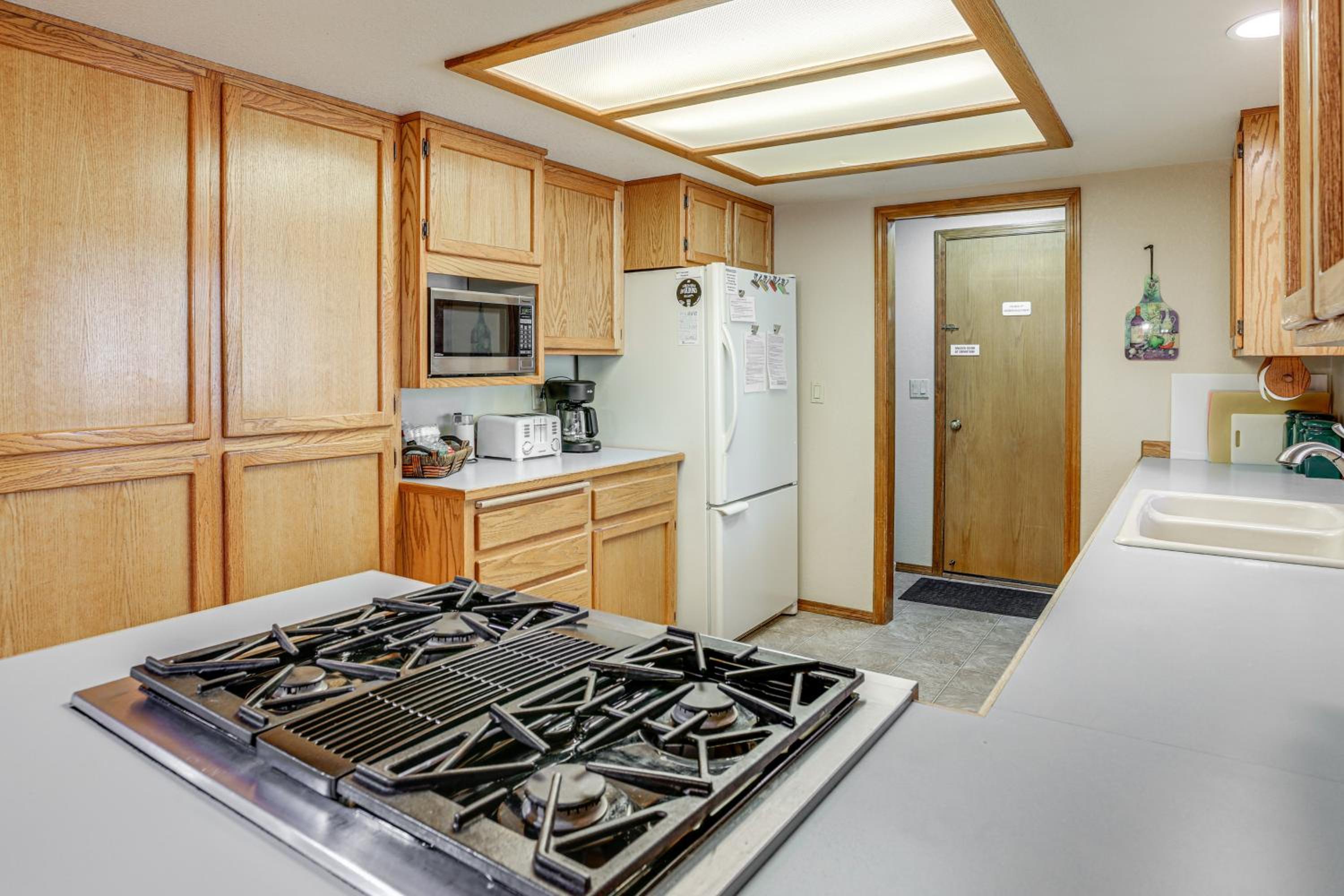 Private Hot Tub and SHARC Passes! Sunriver Home