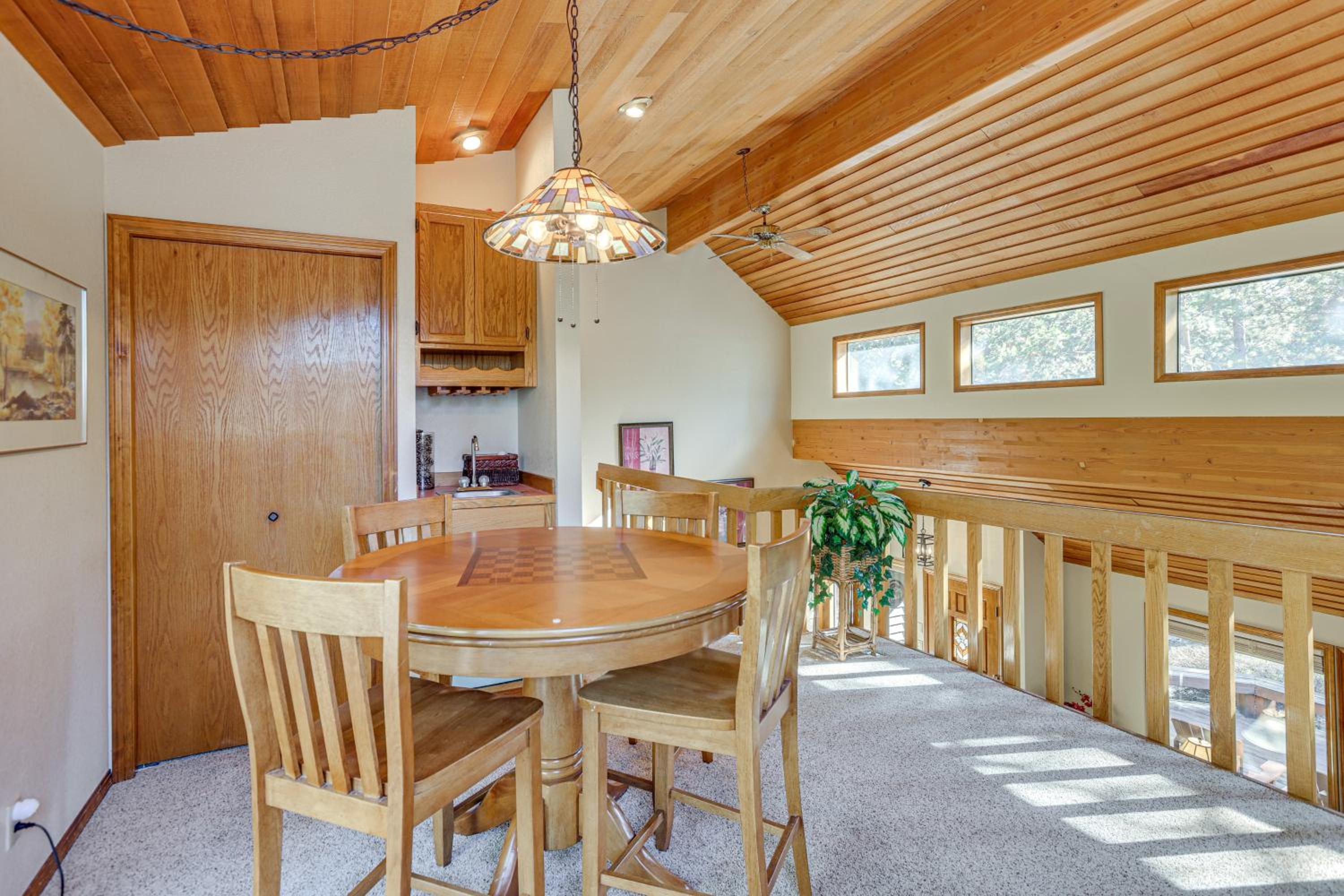 Private Hot Tub and SHARC Passes! Sunriver Home
