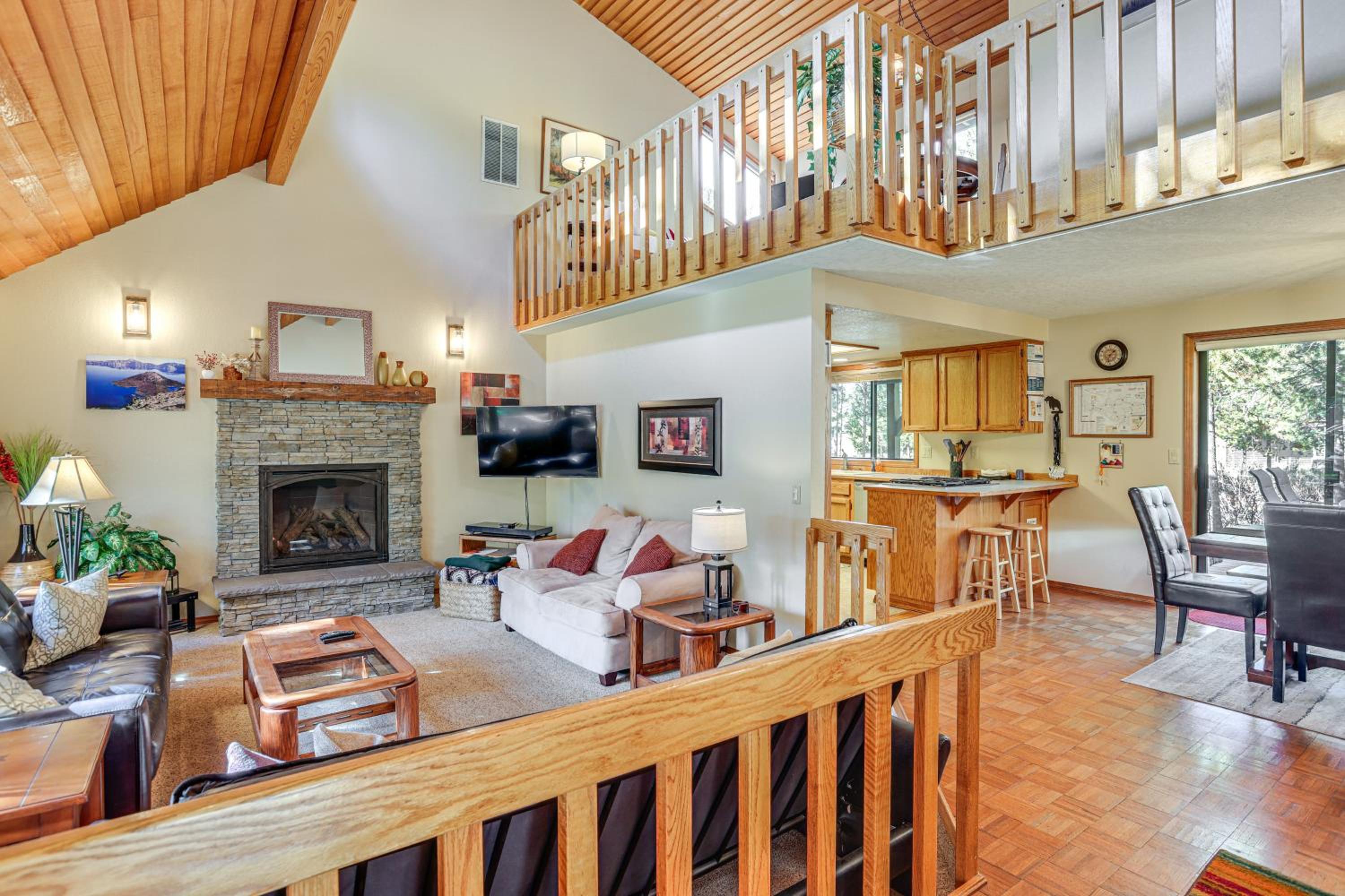 Private Hot Tub and SHARC Passes! Sunriver Home