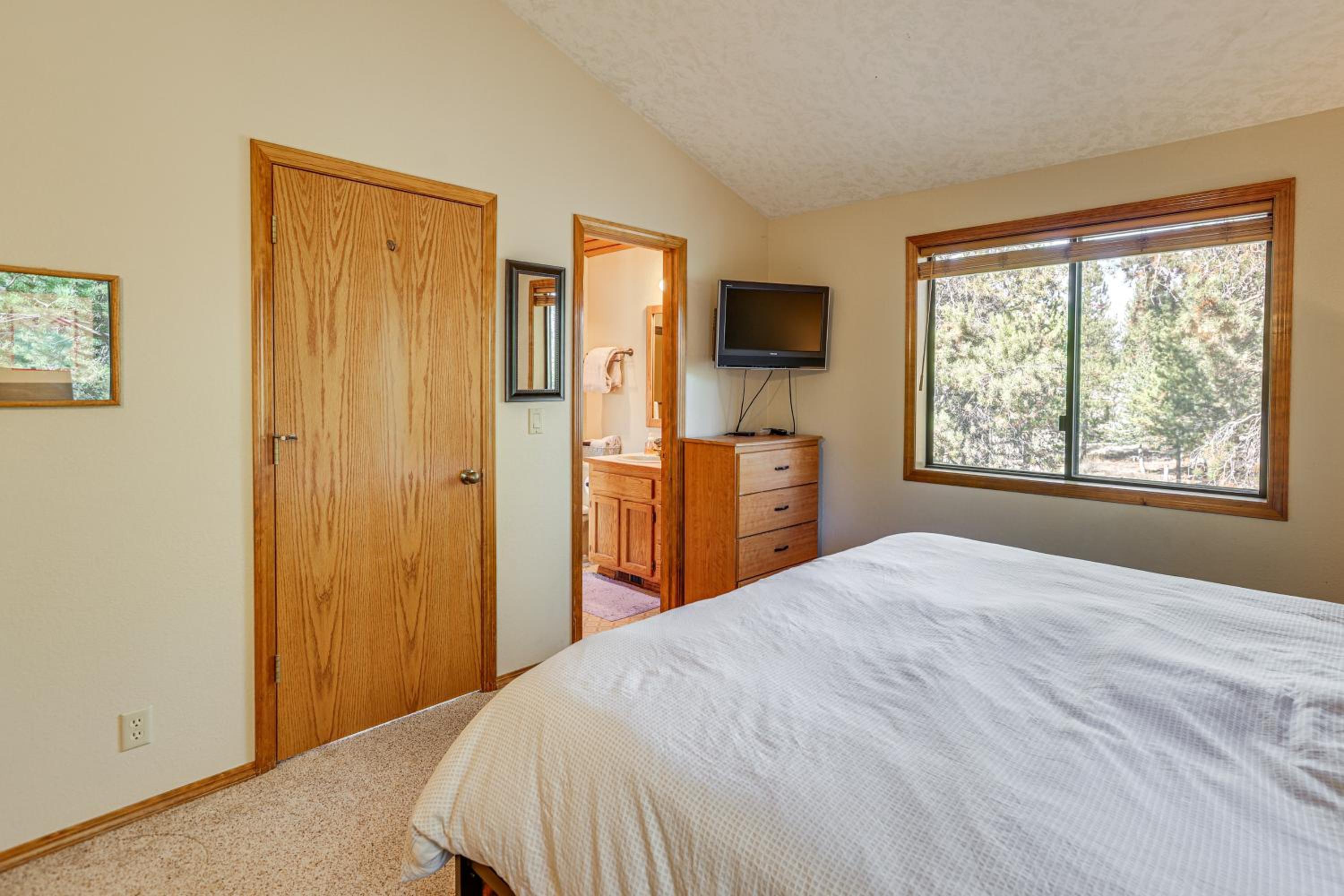 Private Hot Tub and SHARC Passes! Sunriver Home