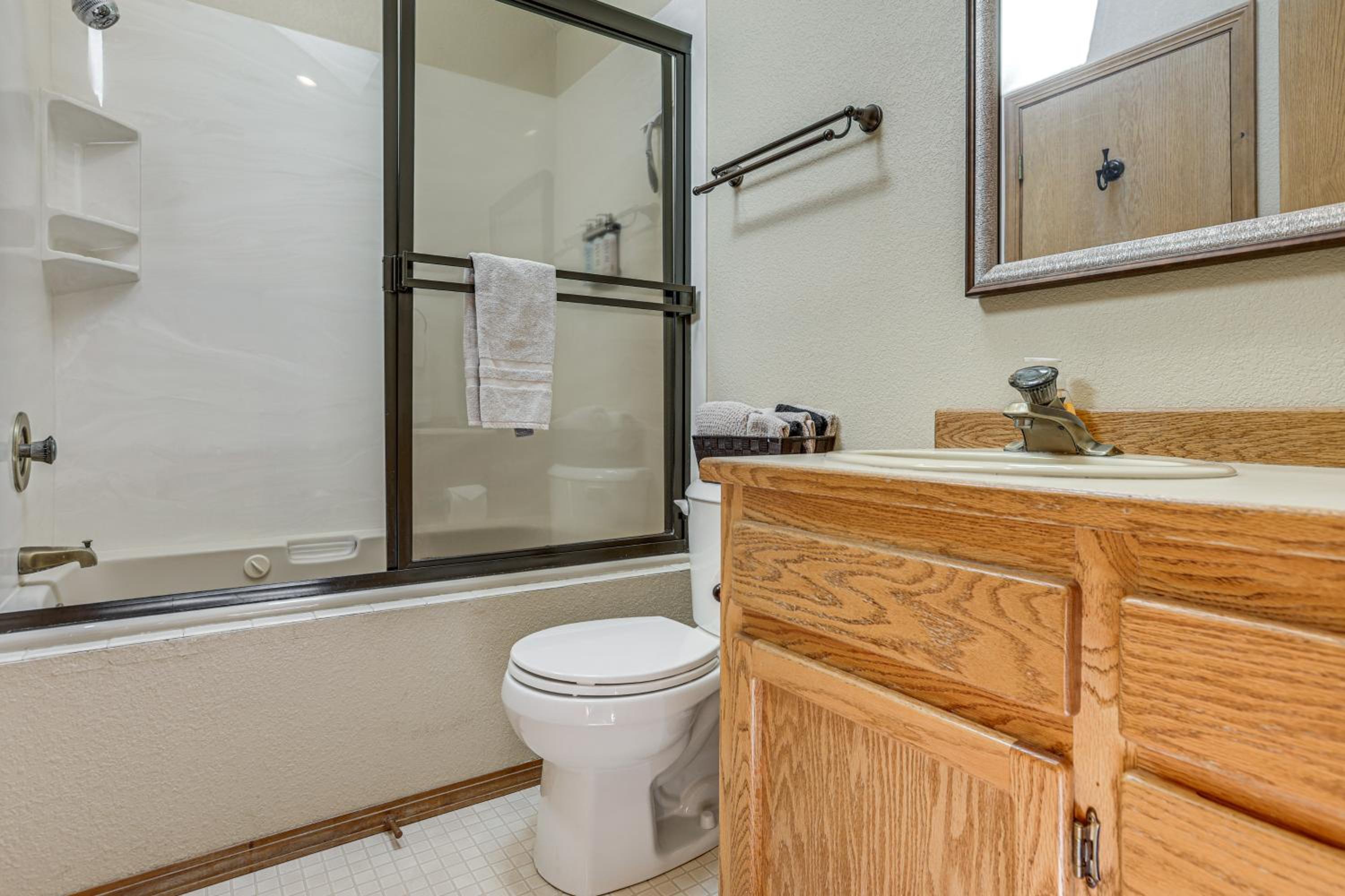 Private Hot Tub and SHARC Passes! Sunriver Home