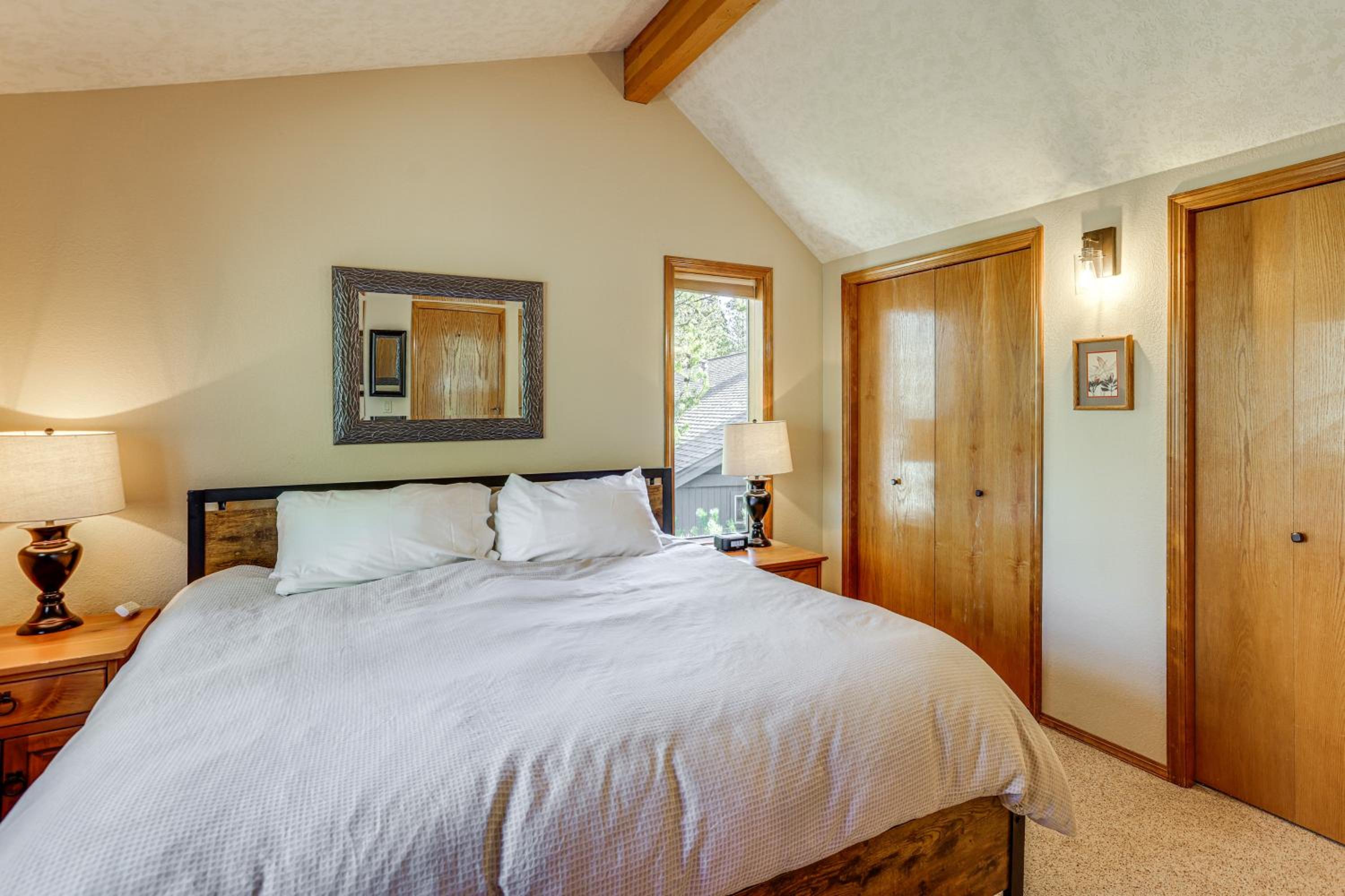 Private Hot Tub and SHARC Passes! Sunriver Home