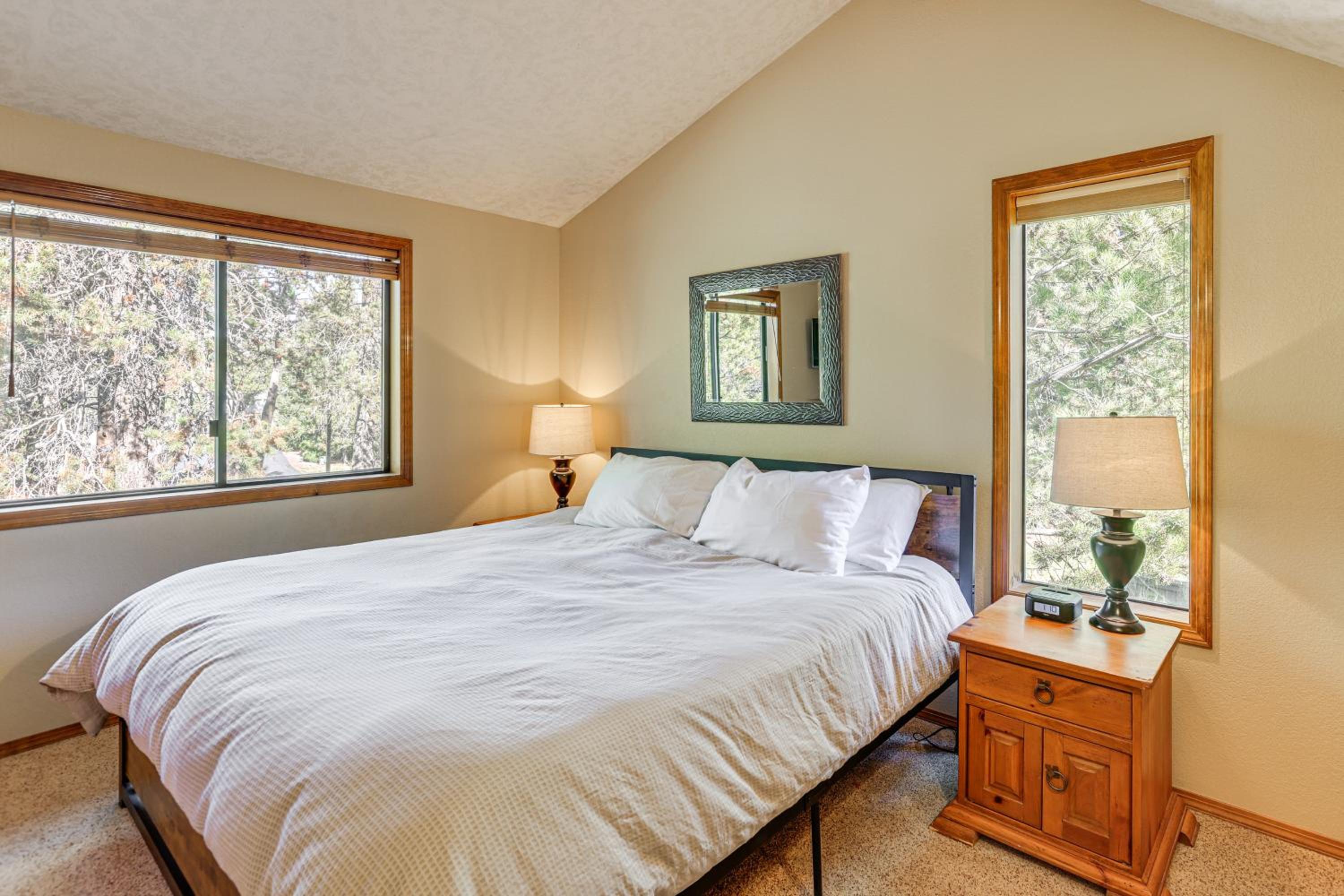 Private Hot Tub and SHARC Passes! Sunriver Home