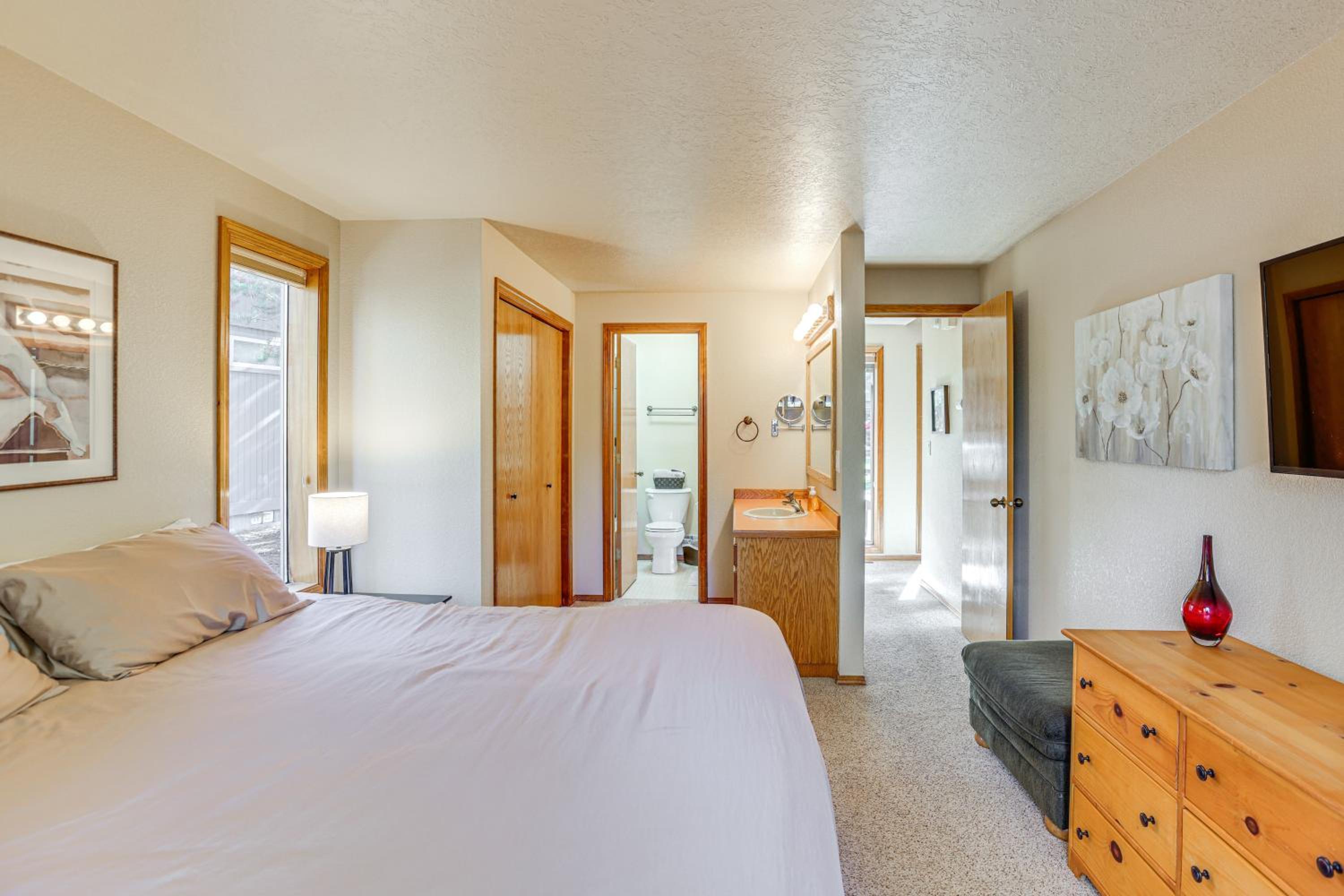 Private Hot Tub and SHARC Passes! Sunriver Home