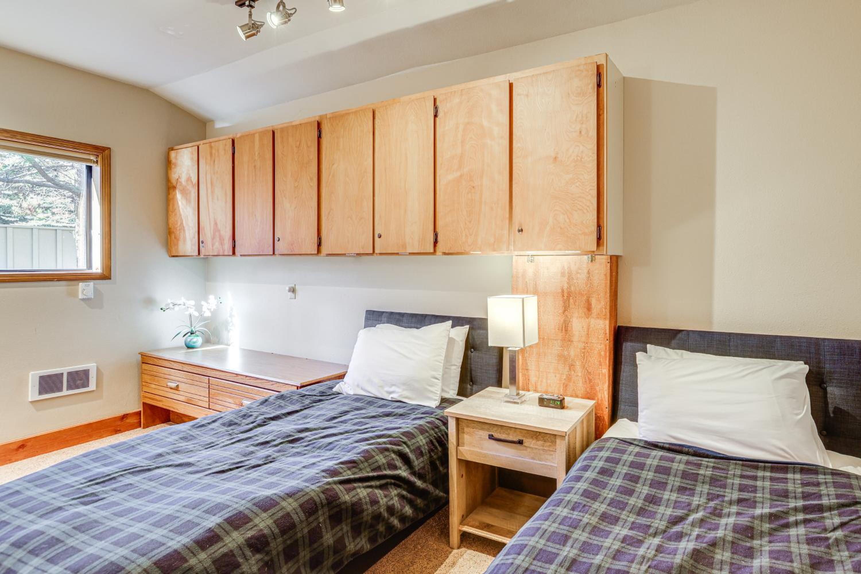Private Hot Tub and SHARC Passes! Sunriver Home